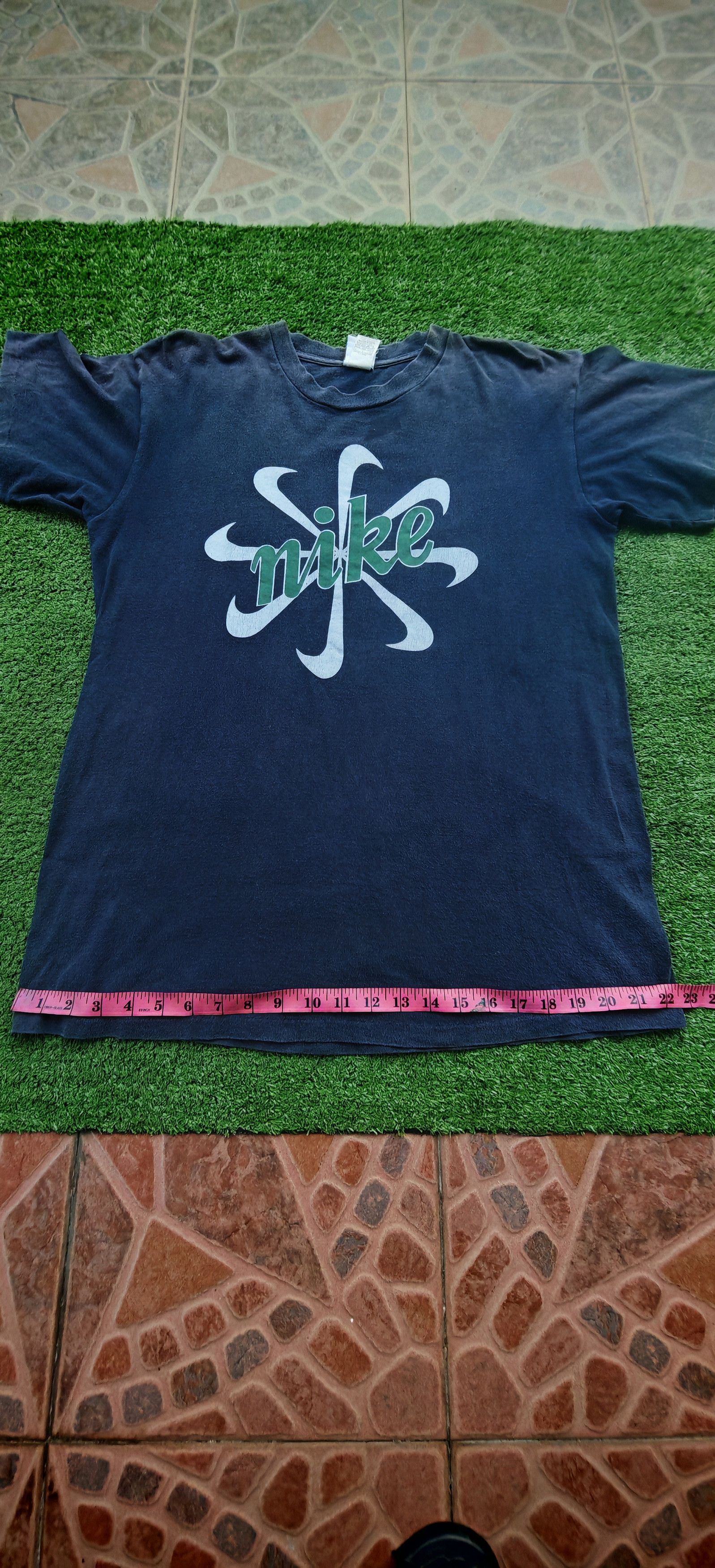 Nike Nike vintage 90s made in USA sun-faded starburst graphic tee Size US L / EU 52-54 / 3 - 12 Thumbnail