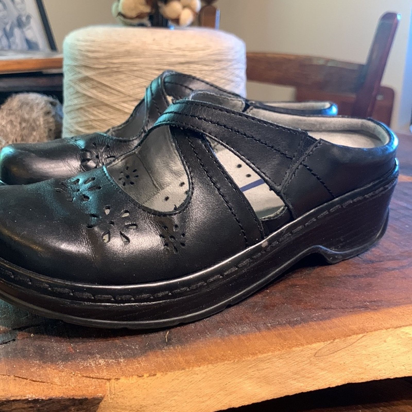 Vintage Klogs black clogs with flower cutouts Size US 8 / IT 38 - 4 Thumbnail