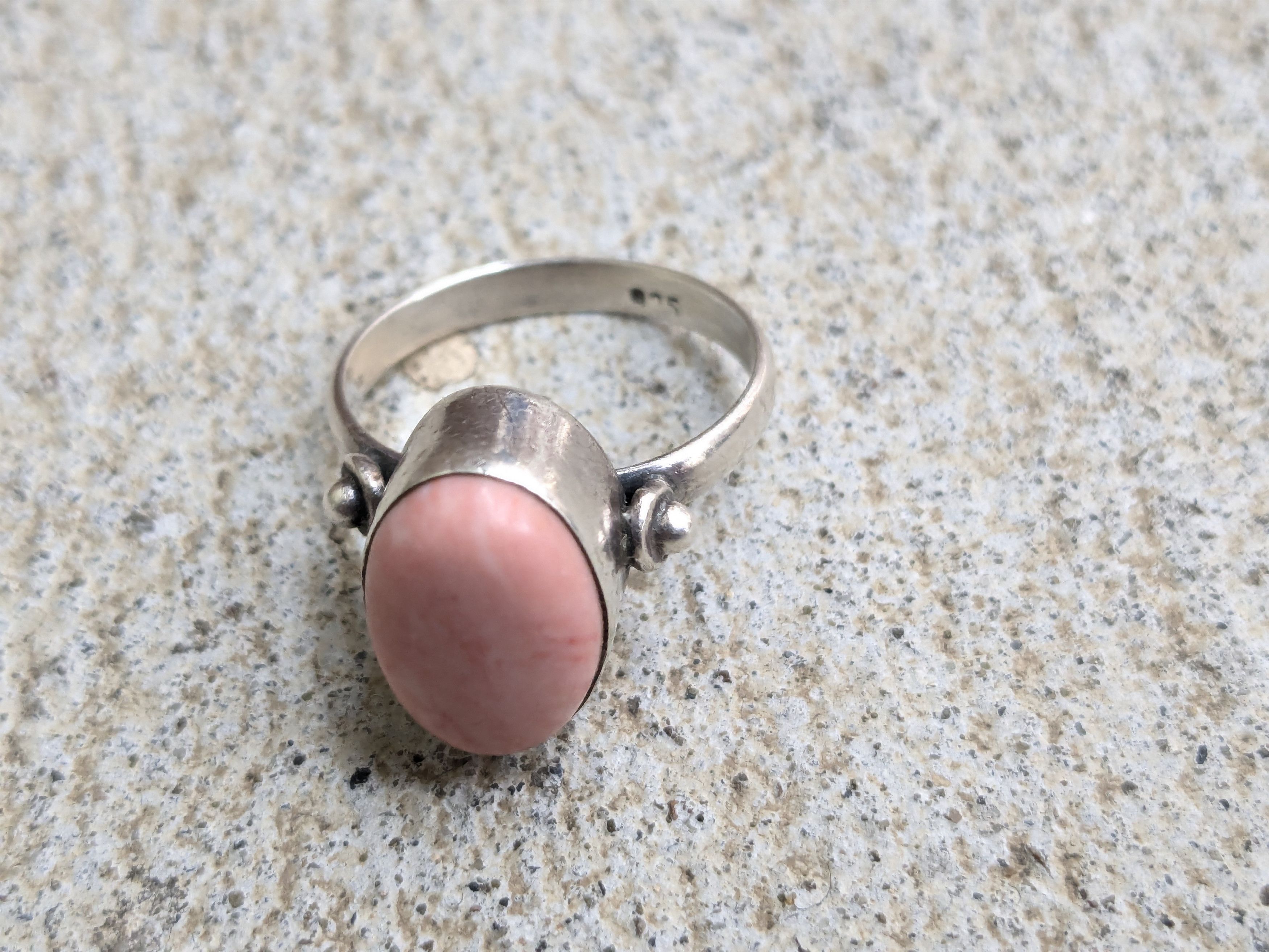 Jewelry Sterling Silver Ring Pink Coral Size 9 Oval Size ONE SIZE - 10 Thumbnail