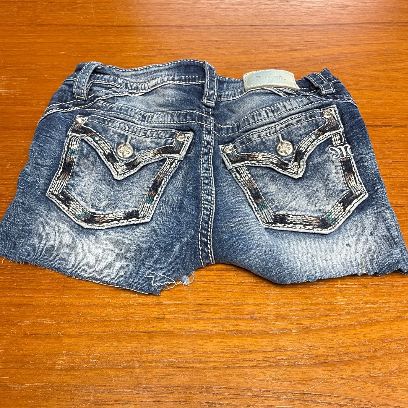 Miss Me Miss Me Shorts Women 26 Blue Denim Jean Jorts Medium Wash Cuff Off Bling Sequin Shorts Casual 5-Pocket Design Western 26 Women Mens Girls Size 26" / US 2 / IT 38 - 7 Thumbnail