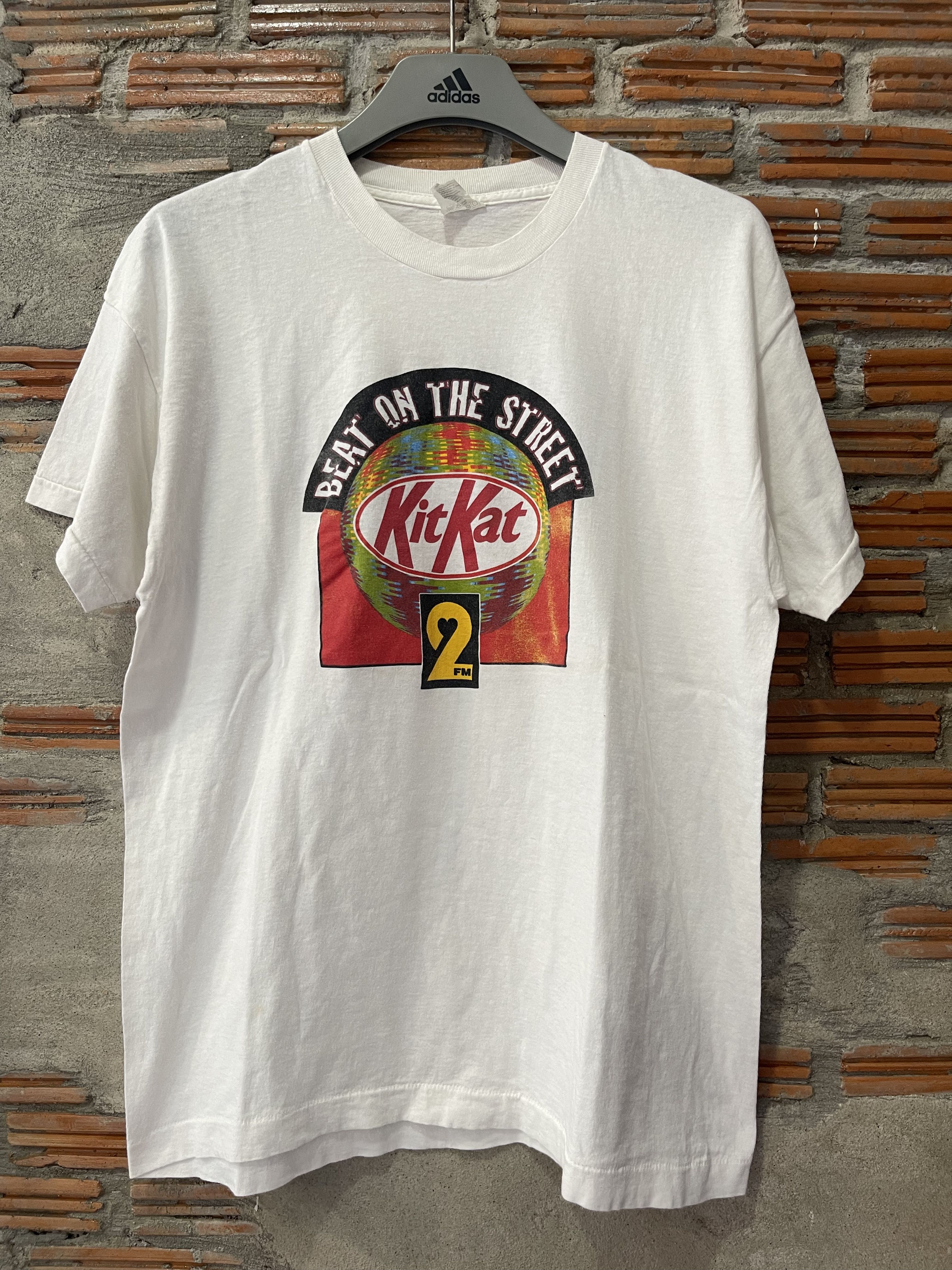 Vintage Vintage 90s KitKat "Beat on the Street" 2FM Radio Promo Tee Size US XL / EU 56 / 4 - 9 Thumbnail
