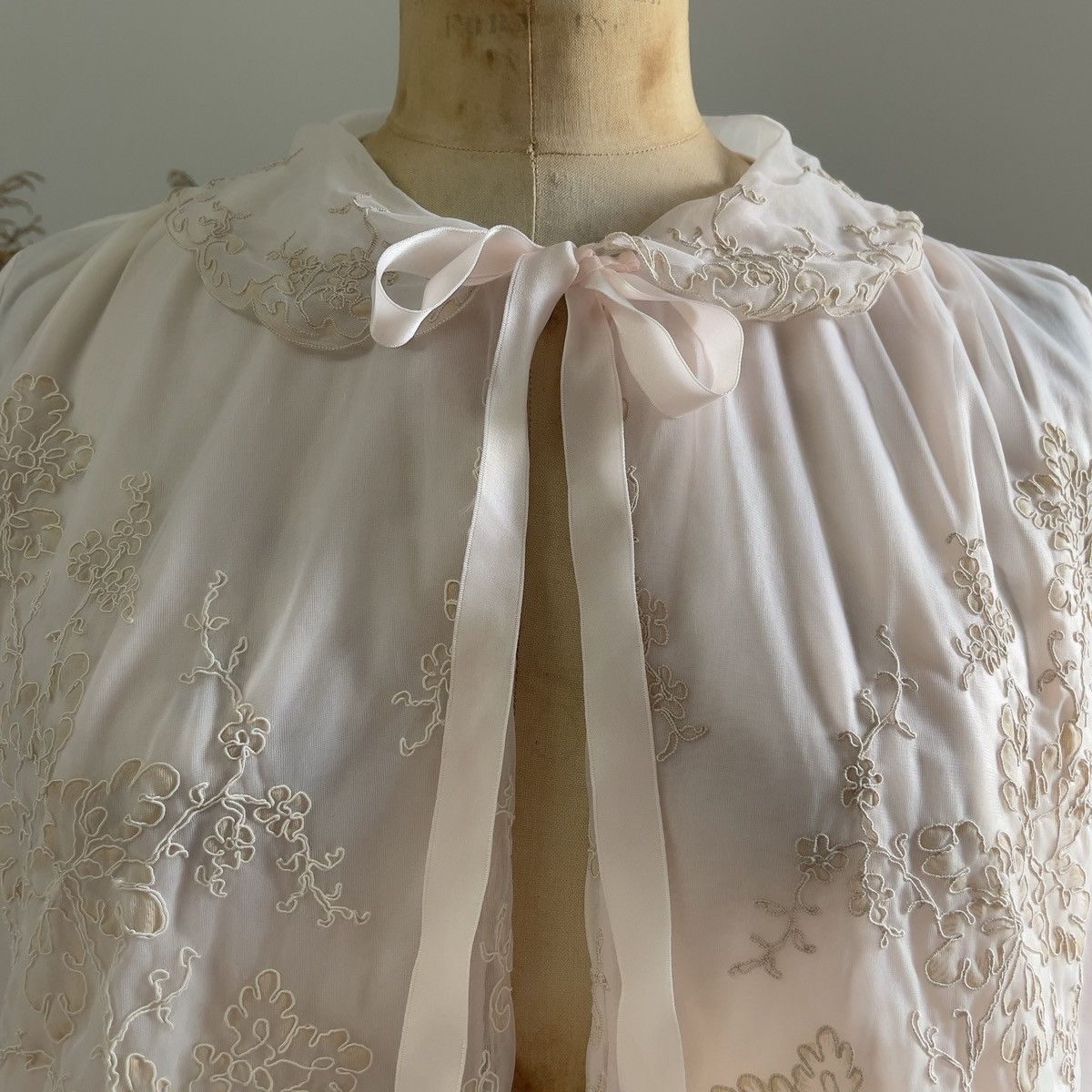 Vintage Vintage 1960s Pale Pink Embroidered Chiffon Bed Jacket (S–M) Size M / US 6-8 / IT 42-44 - 6 Thumbnail