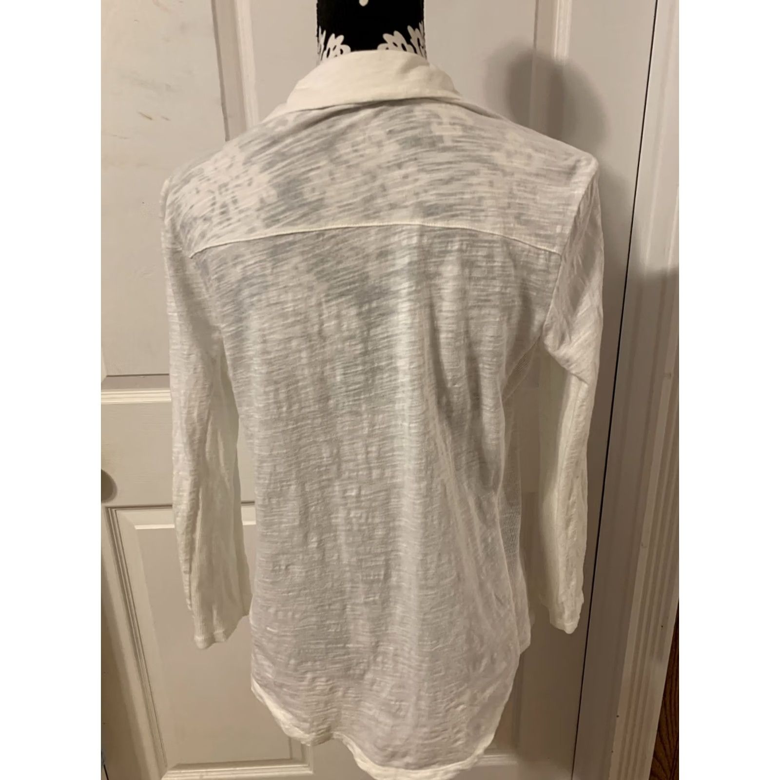 Jones New York VINTAGE? WOMENS Jones Newyork Shirt S White V-Neck Burnout Style Roll Sleeves Top Shirt#2169 Size S / US 4 / IT 40 - 5 Thumbnail