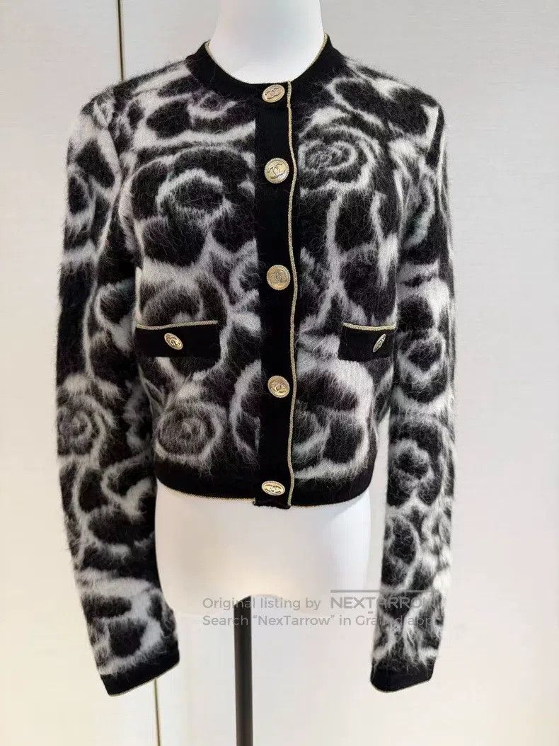 Chanel Chanel 20A Kangpeng Street Camelia Flower Gold Button Swea Size XS / US 0-2 / IT 36-38 - 1 Thumbnail