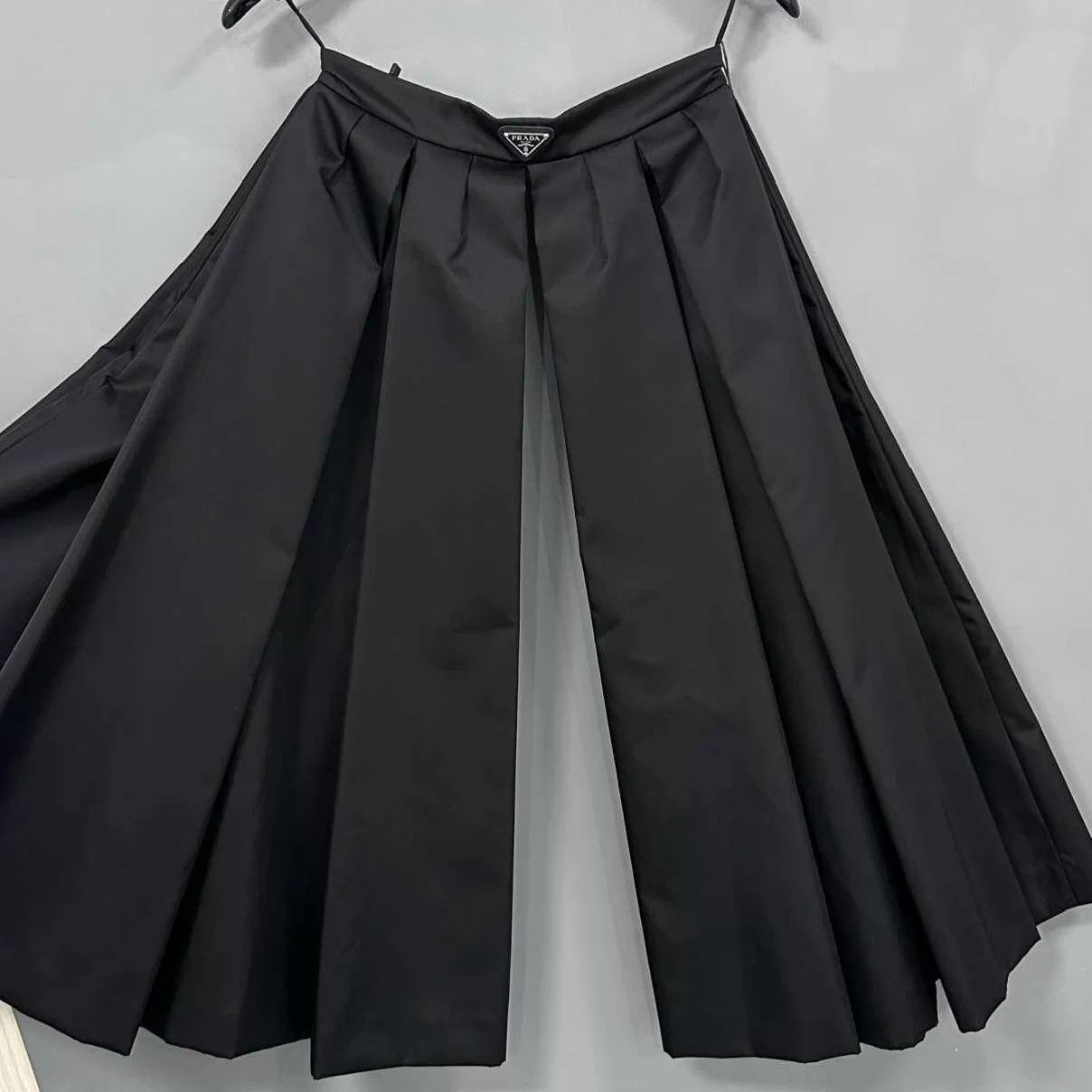 Prada PRADA Triangle Logo Nylon Pleated Skirt 36 Size 25" / US 0 / IT 36 - 4 Thumbnail