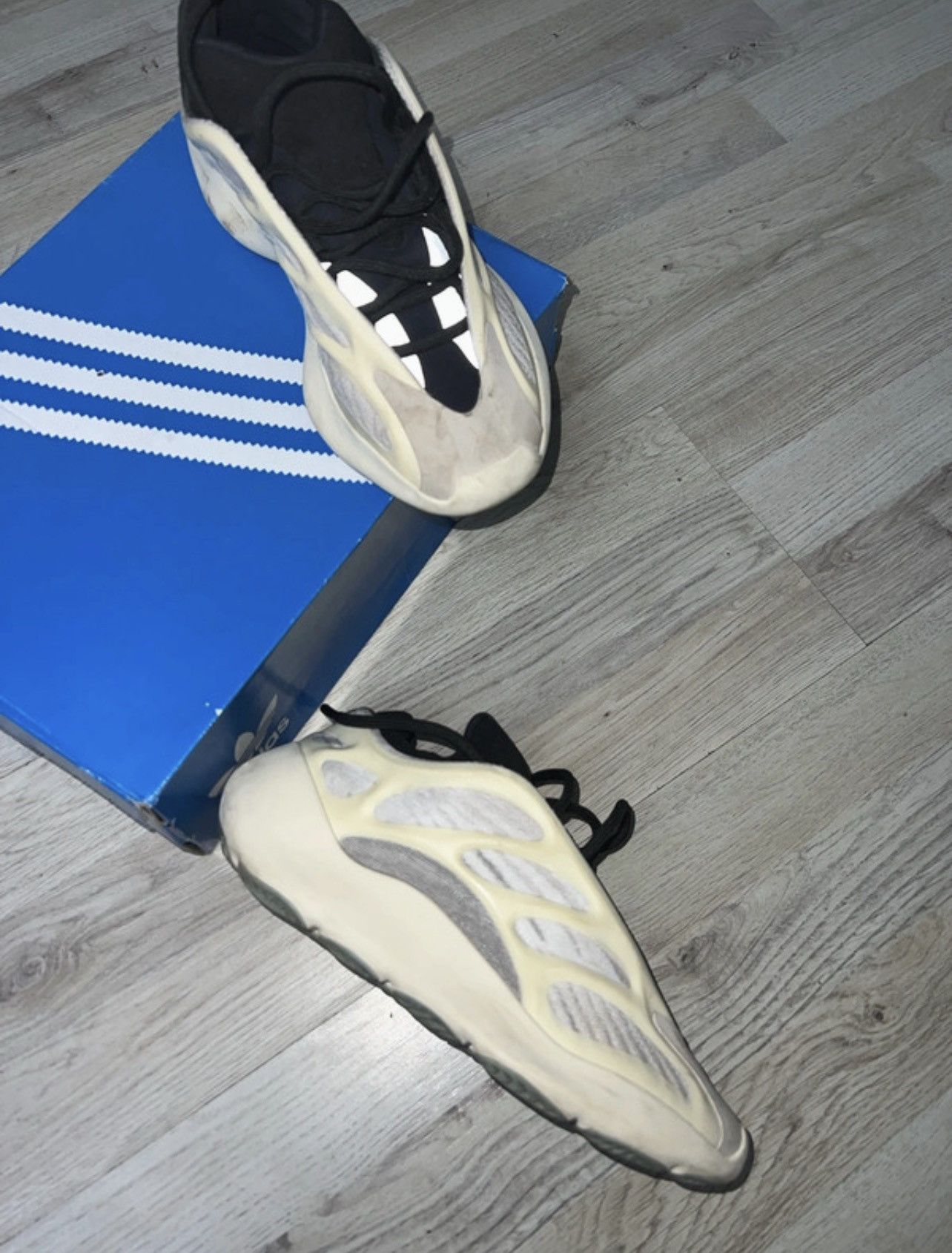 Adidas Yezzy 700 v3 Size US 7 / EU 40 - 3 Thumbnail