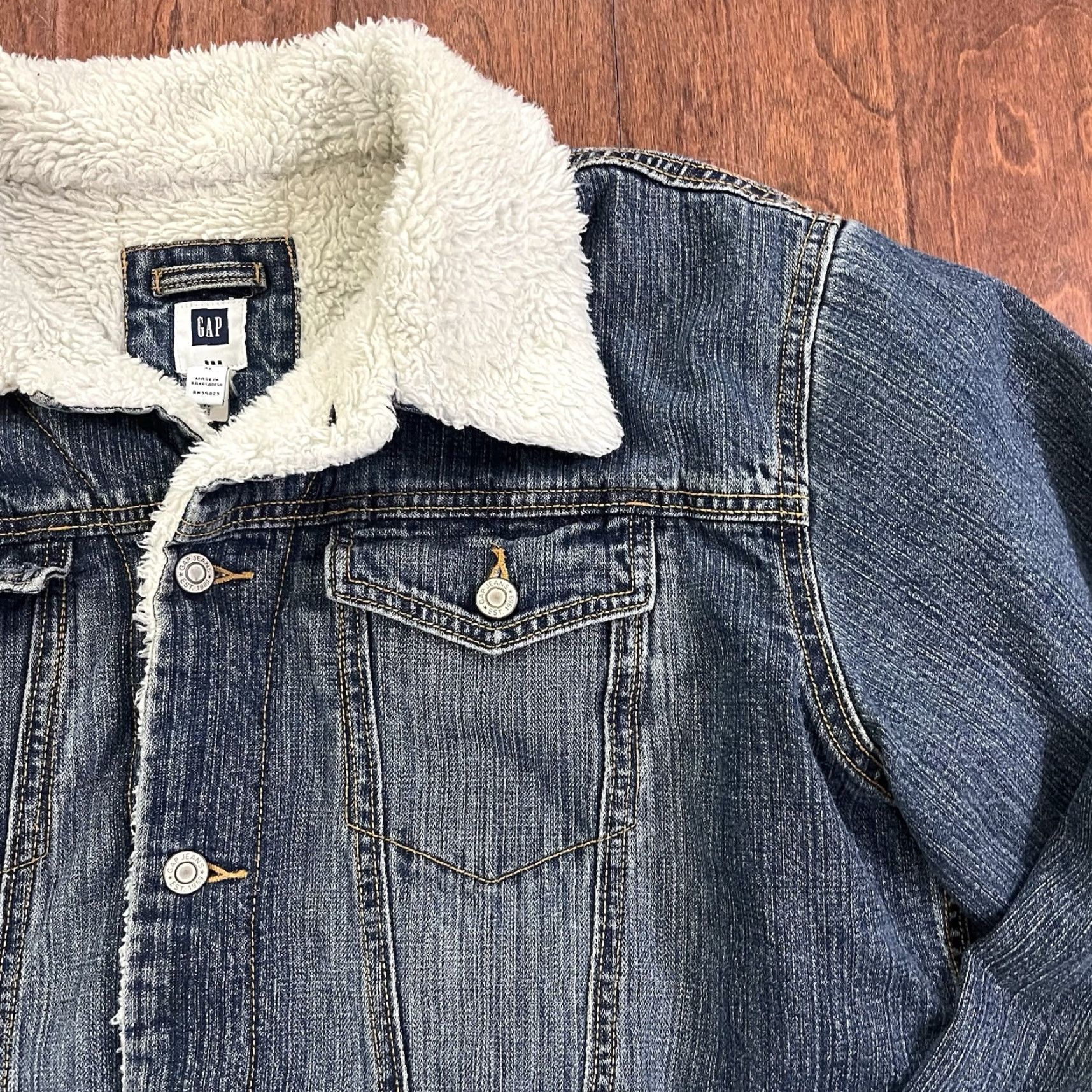 Gap VINTAGE GAP Denim Trucker Jacket XL Blue Sherpa Lined Bomber Jacket Mid-Length Casual Mens | 2000s Y2K Grunge Utility Coat Size US 36 / EU 52 - 4 Thumbnail
