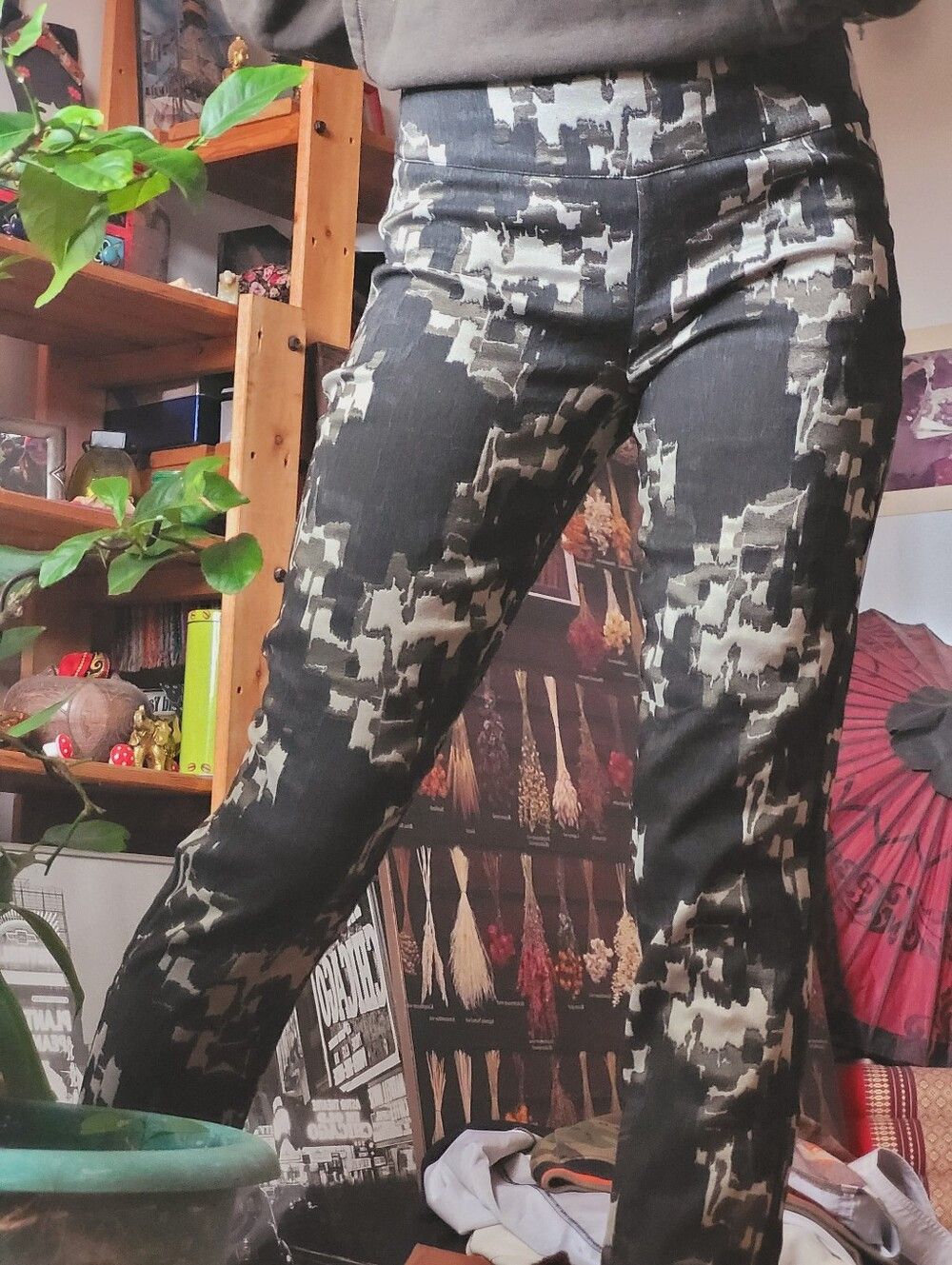 Sarah Pacini Sarah Pacini Soumia Camo Tappered Leg Cropped Pants - 27 Size 27" / US 4 / IT 40 - 8 Thumbnail