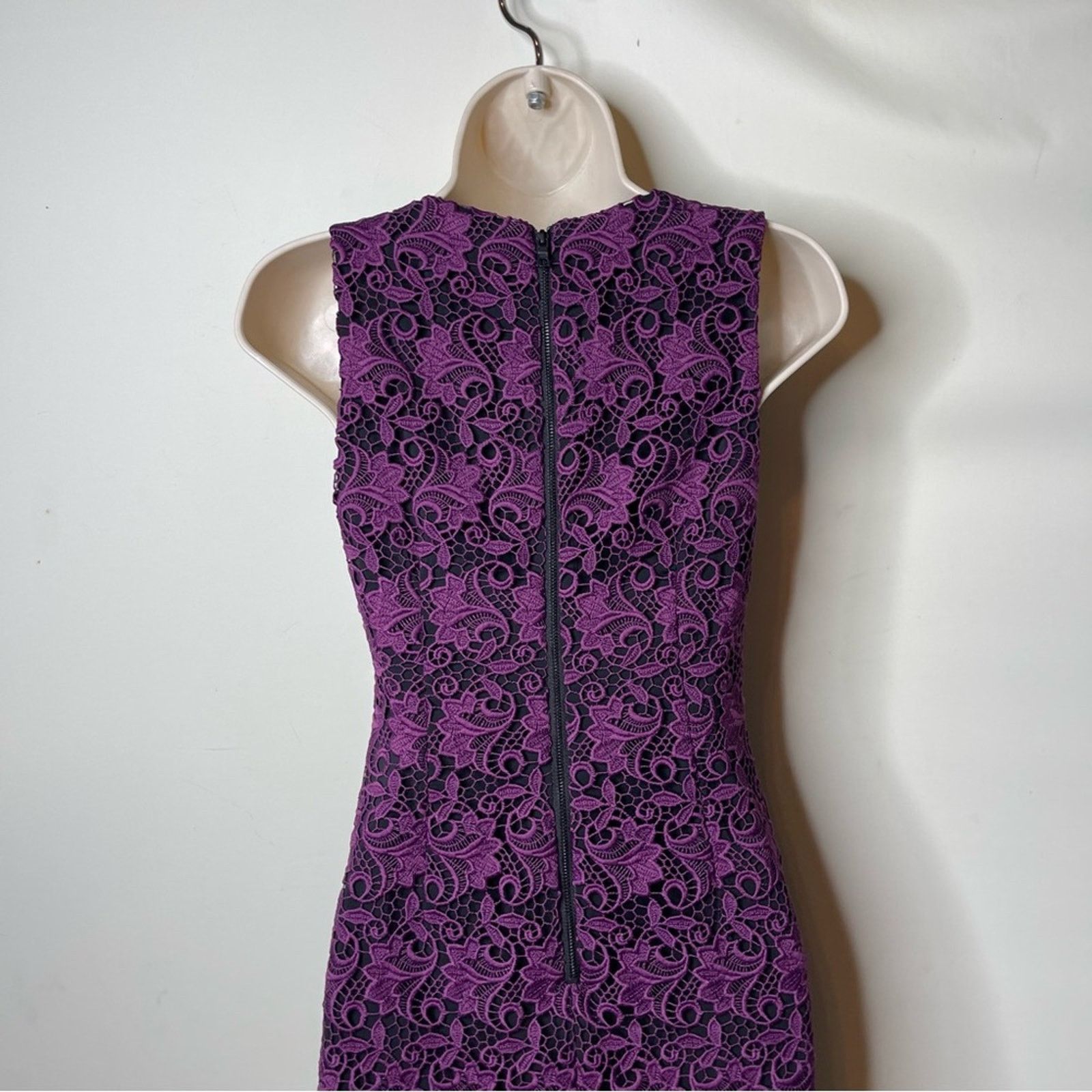 Alice + Olivia Alice + Olivia Preslee Purple Floral Lace V-neck Midi Dress Size XS / US 0-2 / IT 36-38 - 7 Thumbnail