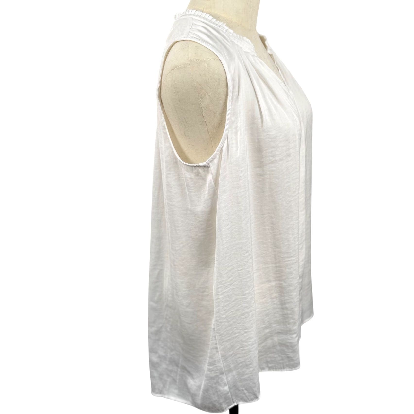 Vintage Simply Vera Vera Wang Blouse Sleeveless White Ruffle Pleated Back V-Neck Satin Polyester Elegant Office Workwear Womens M Size M / US 6-8 / IT 42-44 - 4 Thumbnail