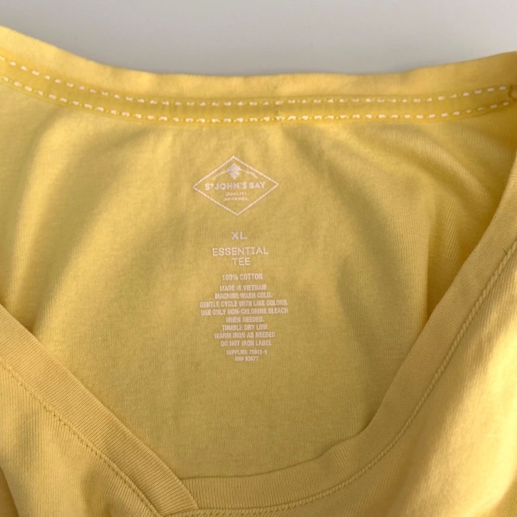 Vintage St. John's Bay Womens XL T-Shirt Yellow V-Neck Short Sleeve Cotton Essential Tee Size XL / US 12-14 / IT 48-50 - 4 Thumbnail