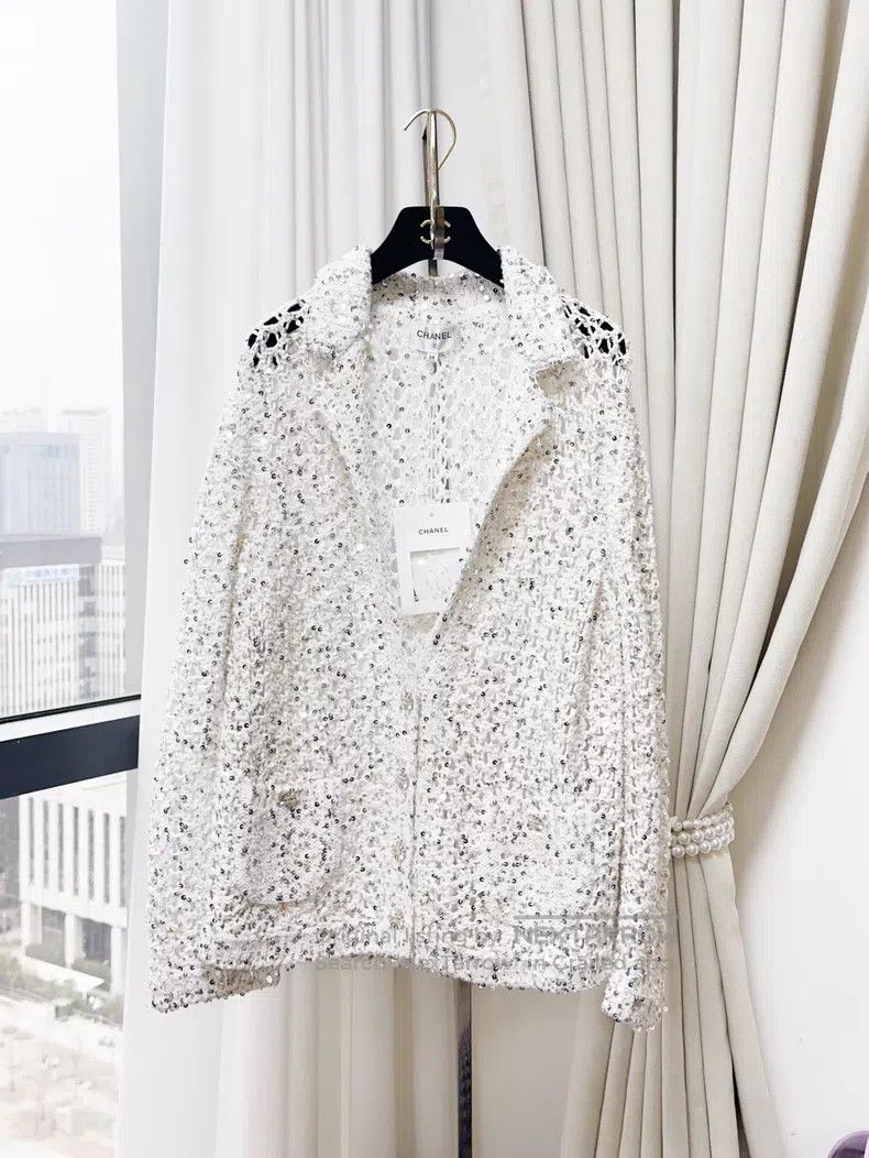 Chanel Chanel 23c beige hollow knitted sequin diamond button knit Size XS / US 0-2 / IT 36-38 - 1 Thumbnail