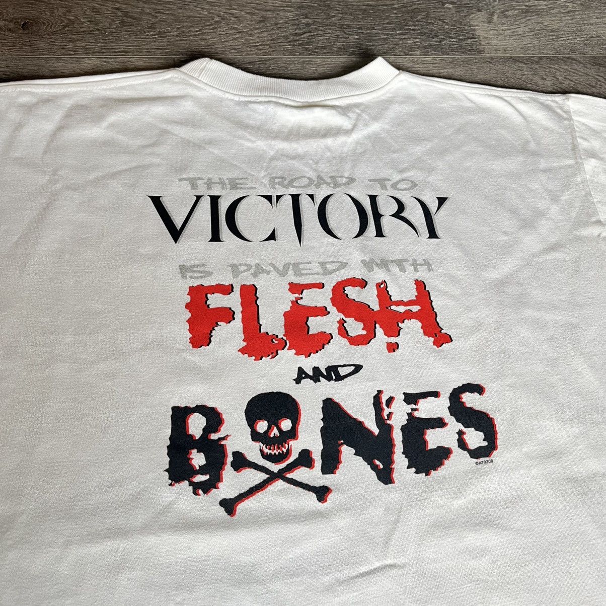 Vintage Vintage The Road to Victory is Paved with Bones Graphic Tee Size US L / EU 52-54 / 3 - 1 Thumbnail