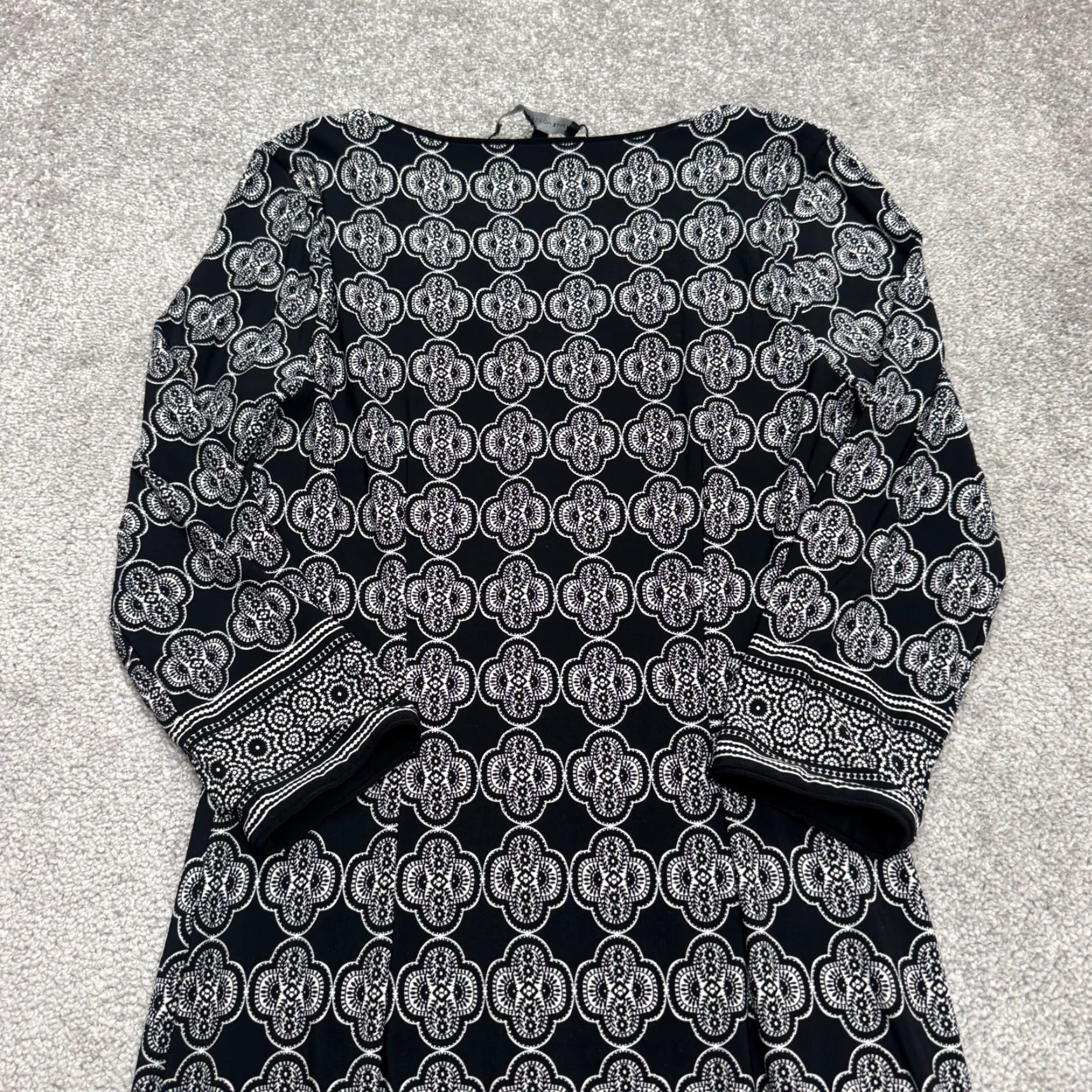 White House Black Market **White House Black Market Geometric V-Neck Midi Shift Dress Women's XS** User: White House Black Market Geometric V-Neck Midi Shift Dress Women's XS Size XS / US 0-2 / IT 36-38 - 3 Thumbnail