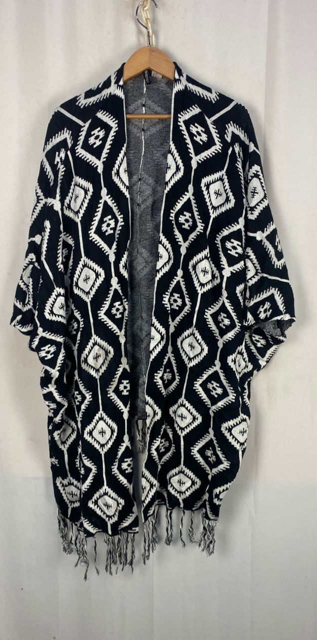 H&M × Native H&M ponchos native fullprint Size US M / EU 48-50 / 2 - 10 Thumbnail