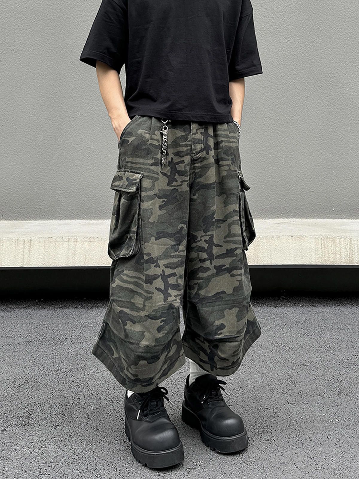 Other Baggy Camouflage Cargo Shorts Size US 32 / EU 48 - 1 Thumbnail