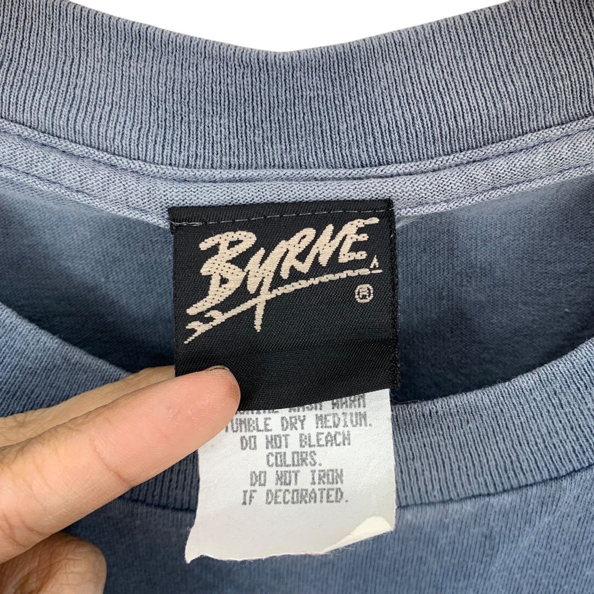 Vintage Vintage 90s BRYNE Handcrafted Originals SurfSurfboard Tshirt Size US L / EU 52-54 / 3 - 5 Thumbnail