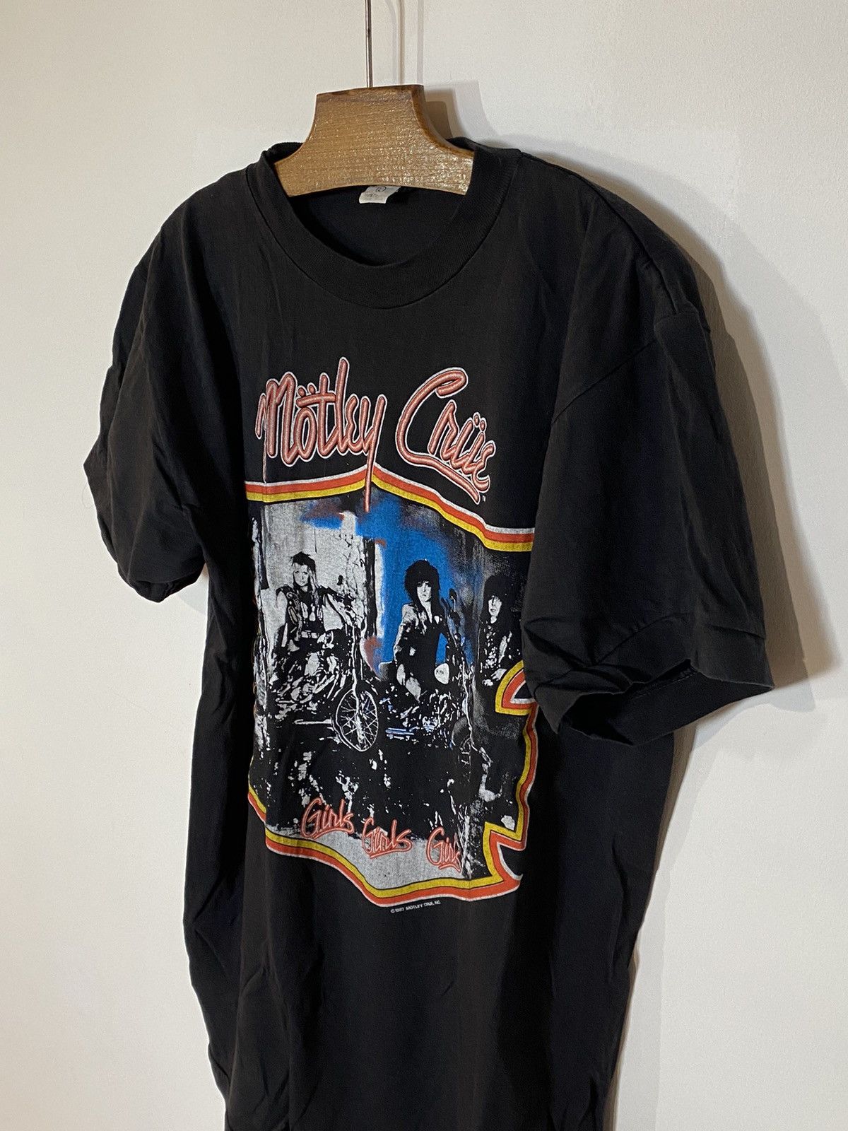 Band Tees Motley Crue 80s girls girls girls vintage shirt Size US L / EU 52-54 / 3 - 4 Thumbnail