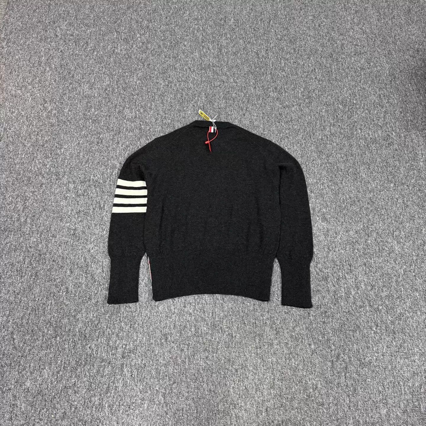Thom Browne TB Four-Stripe Wool-Knit Sweater Size 3 New w/ Tags Size US L / EU 52-54 / 3 - 2 Thumbnail