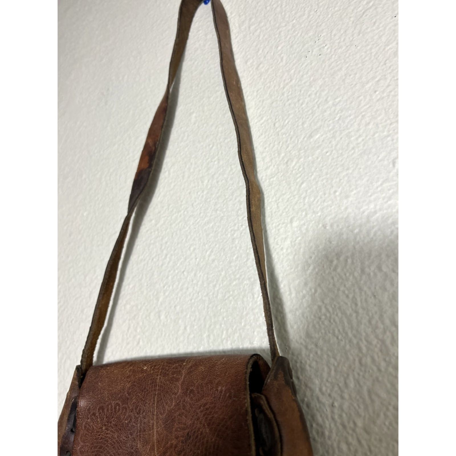 Vintage VINTAGE Brown Leather Small Crossbody Bag Purse Floral Embossed Women Adult Small Brown Floral Embossed Crossbody Bag Size ONE SIZE - 6 Thumbnail