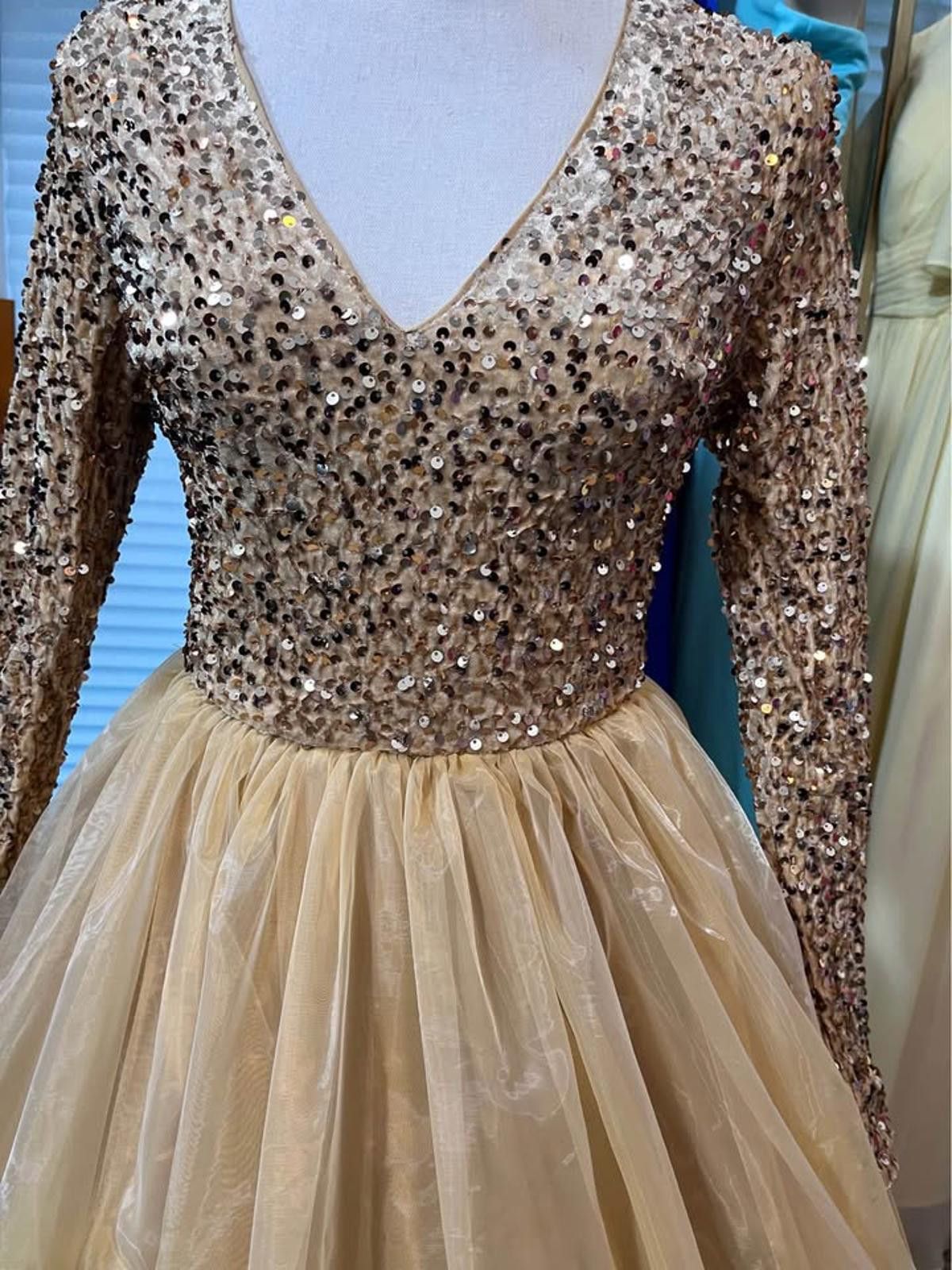 Other Beautiful size 10 ball gown, gold Size M / US 6-8 / IT 42-44 - 2 Thumbnail