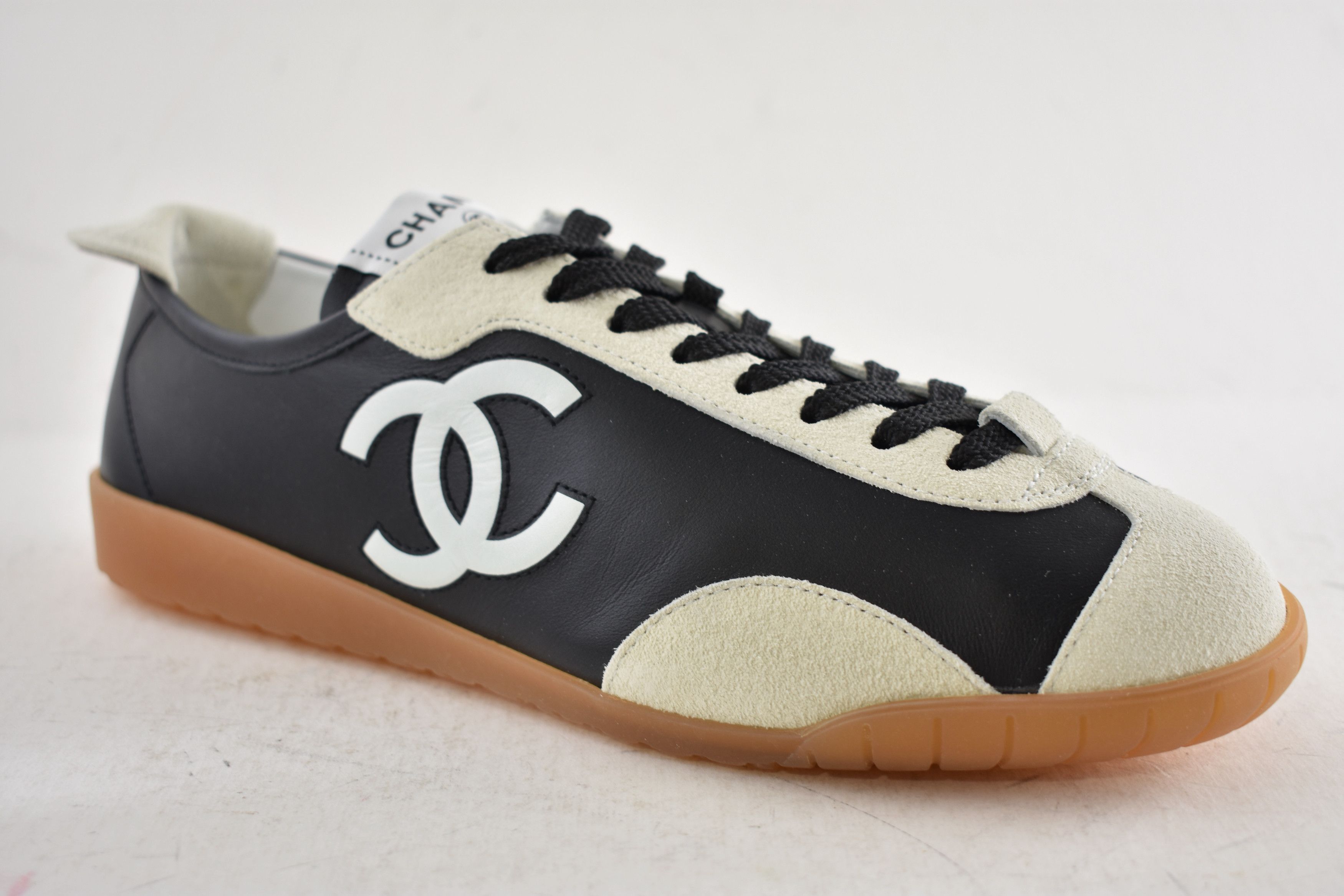 Chanel 26P White Leather Suede CC Logo Runner Trainer Sneaker 39 Size US 9 / IT 39 - 6 Thumbnail