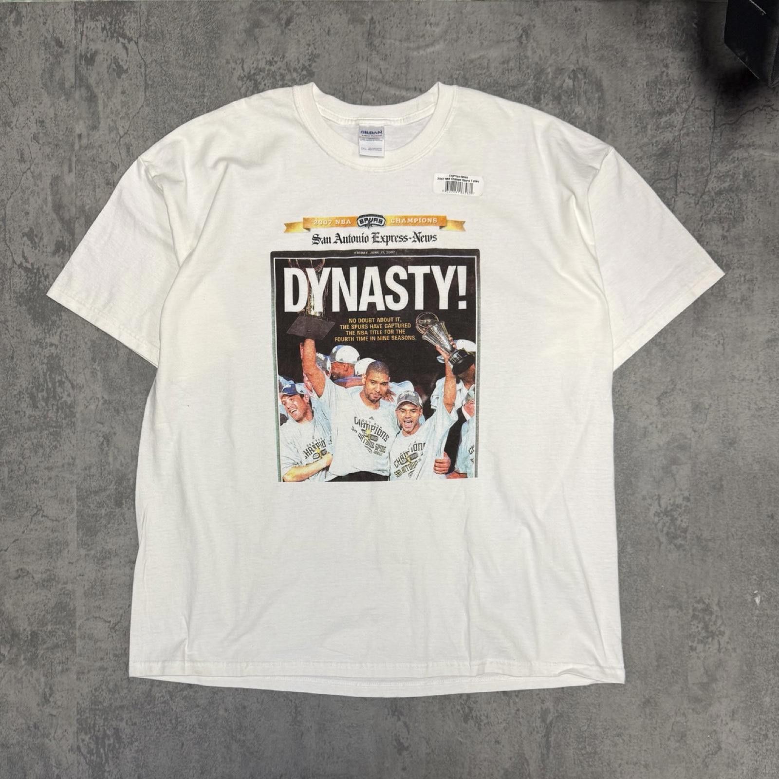 Gildan 2007 Spurs Champs Newspaper Tee — 2XL — Size US XXL / EU 58 / 5 - 1 Thumbnail