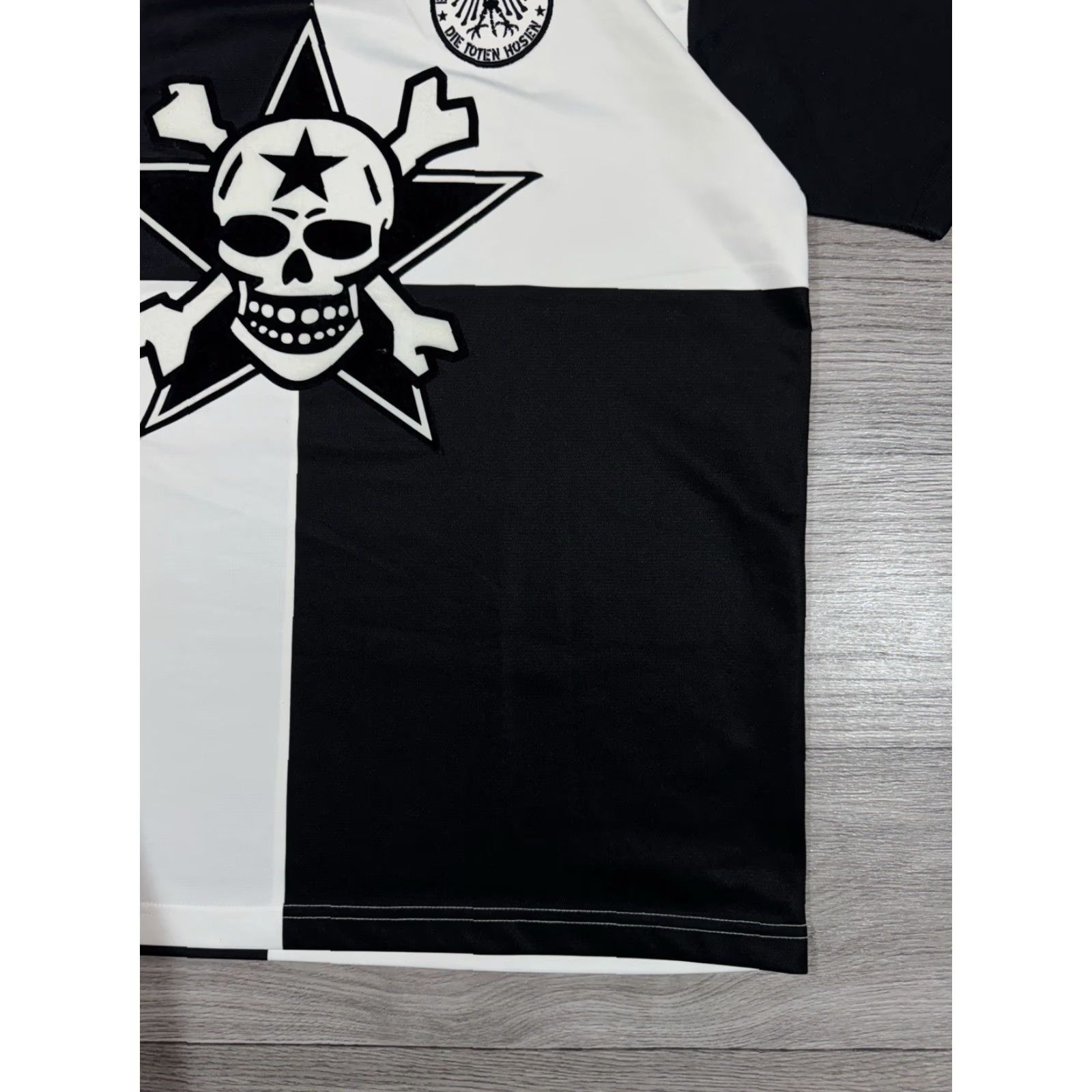 Vintage Die Toten Hasen Jersey Shirt Skull Crossbones Punk Rock Graphic Size XL Mens T-Shirt Black/White Size US XL / EU 56 / 4 - 4 Thumbnail