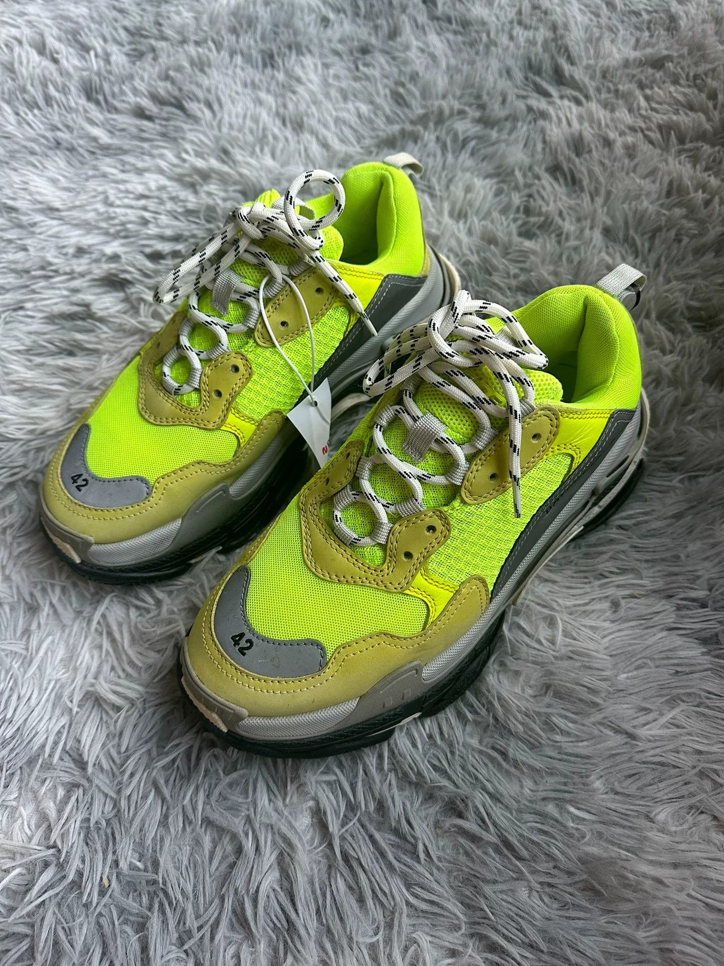 Balenciaga Balenciaga Glow Green Lowtop Sneakers 42 Men Size US 9 / EU 42 - 1 Thumbnail