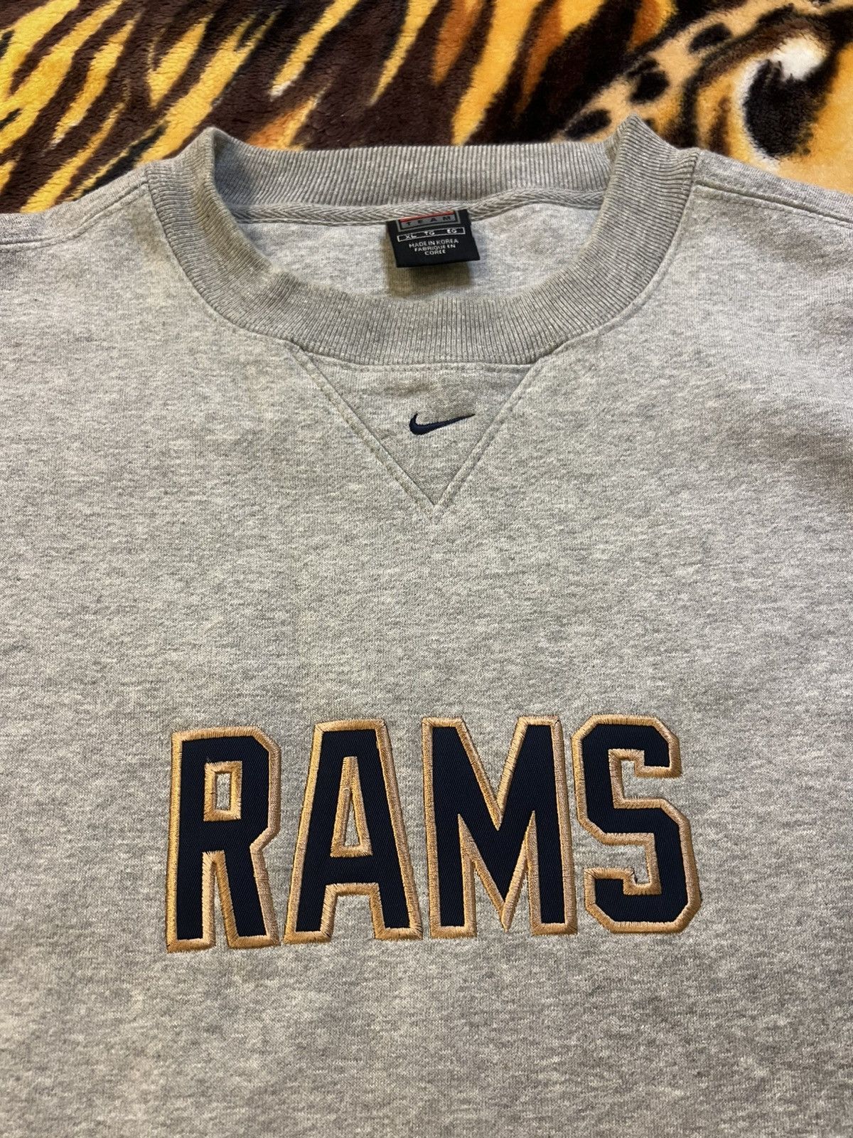 NFL × Nike × Vintage NIKE Center Check St. Louis Rams NFL Crewneck Size US XL / EU 56 / 4 - 2 Thumbnail