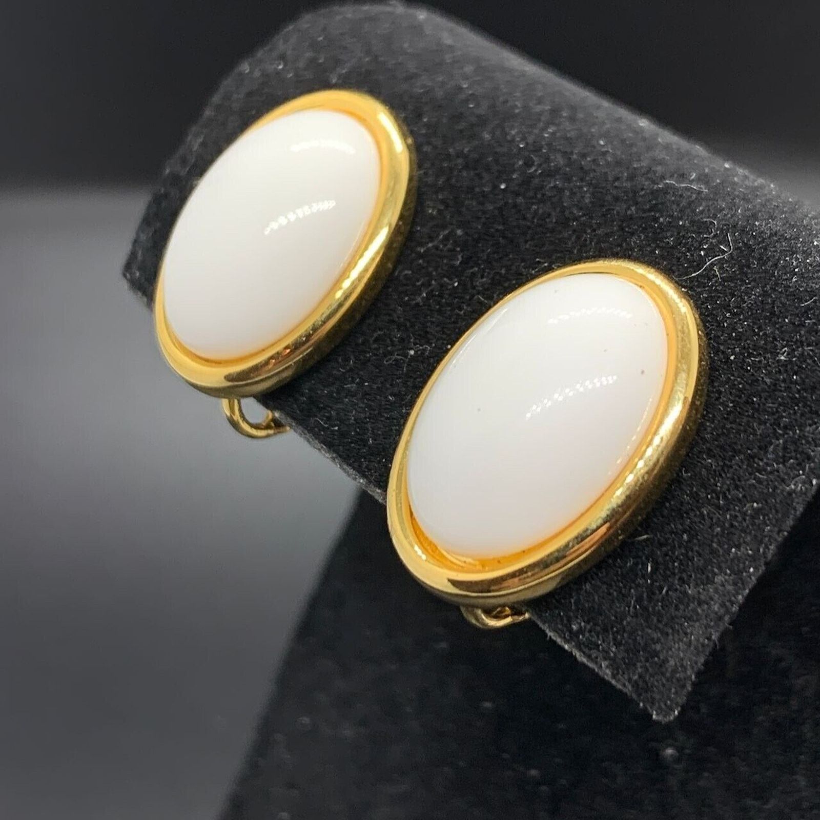 Other Trifari Vintage Gold Tone White Cabochon Clip On Earrings Size ONE SIZE - 2 Thumbnail