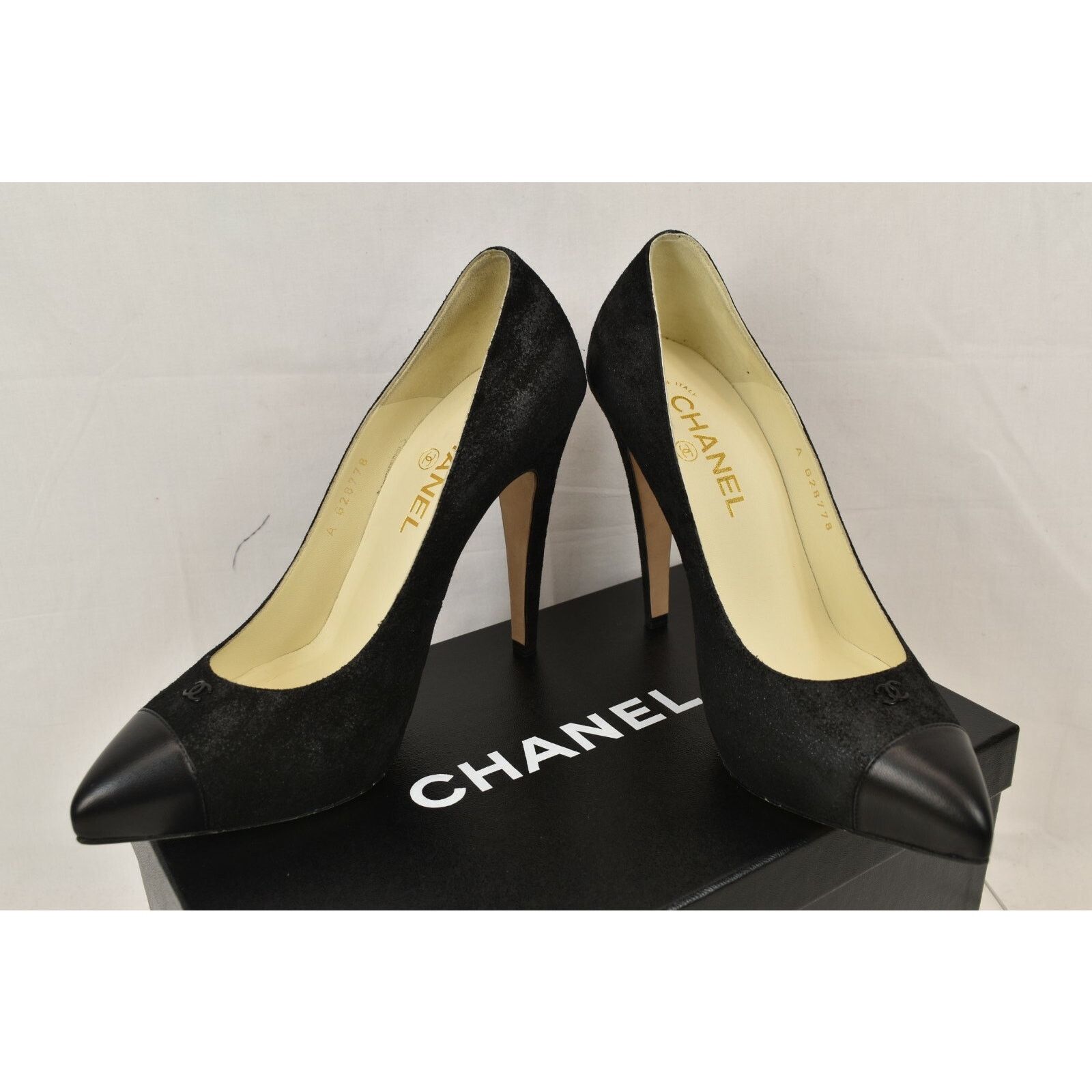 Chanel NEW CHANEL BLACK G28778 SUEDE CC LOGO POINTY TOE PUMPS 37.5 Size US 7.5 / IT 37.5 - 3 Thumbnail