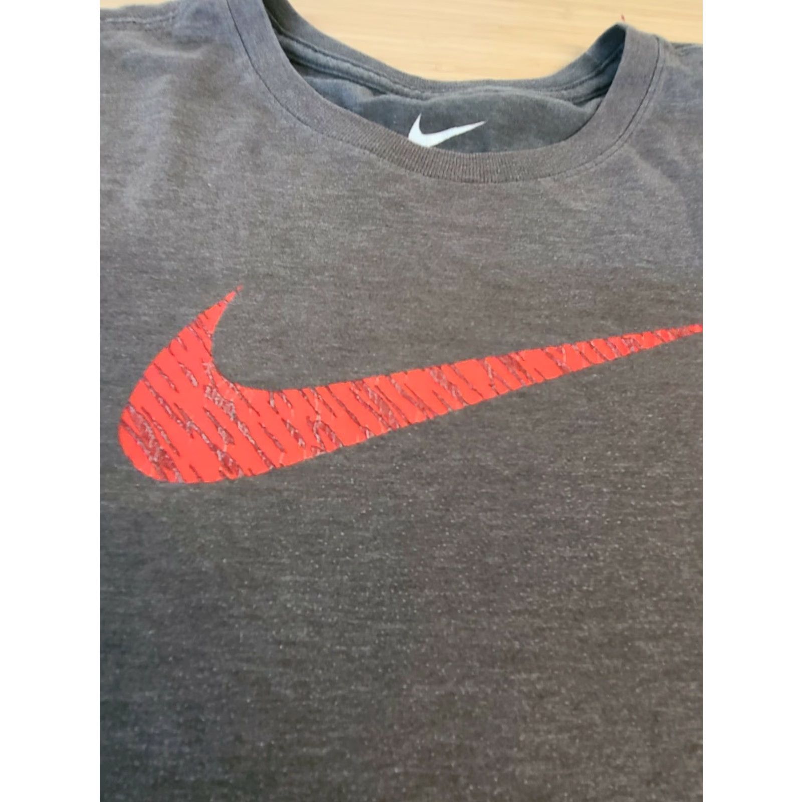 Nike Nike T Shirt Gray with Red Swoosh T Shirt Size S Regular Fit Men's Short Sleeve Crew Neck Graphic Tee Size US S / EU 44-46 / 1 - 2 Thumbnail