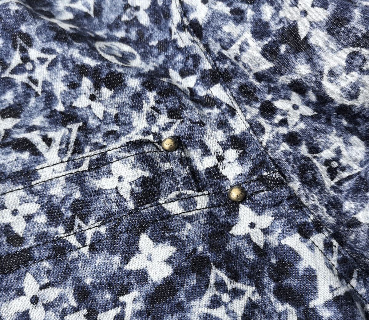 Louis Vuitton Louis Vuitton 46 Monogram Denim Workwear Jacket Washed Blue Size US S / EU 44-46 / 1 - 4 Thumbnail