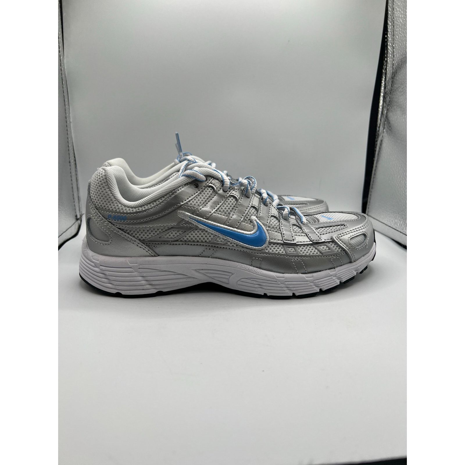 Nike Nike P-6000 GS “Metallic Platnium University Blue” size 6.5Y Size US 6.5 / EU 39-40 - 3 Thumbnail