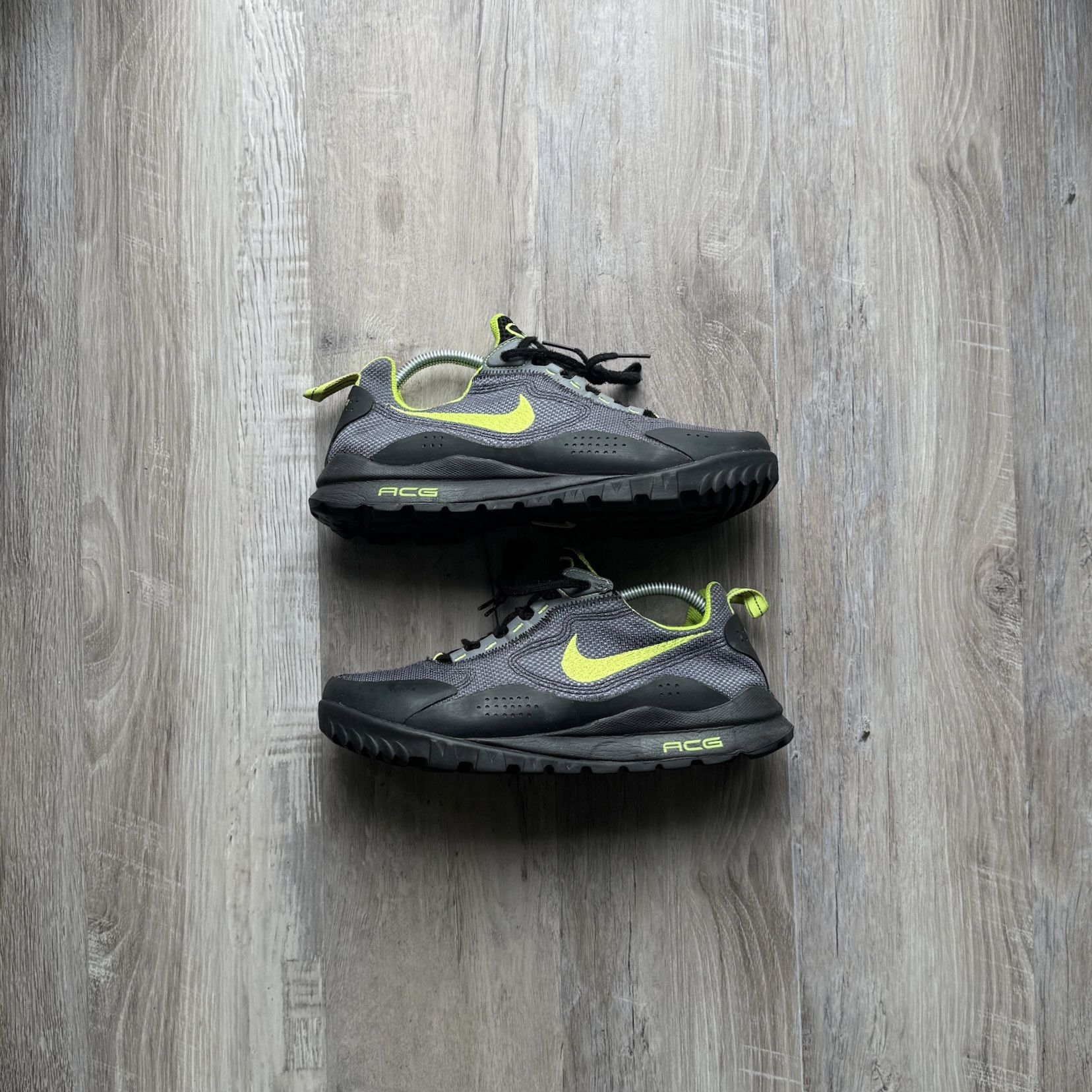 NIKE ACG Wildedge Black Neon 8.5M Low Top Sneakers