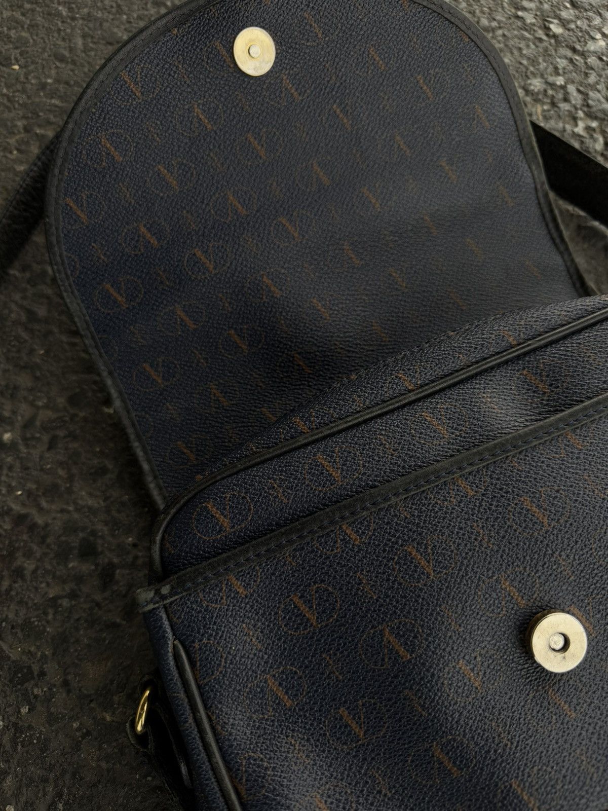 Valentino × Vintage Valentino Garavani Crossbody Bag Monogram Design Vintage y2k Size ONE SIZE - 6 Thumbnail