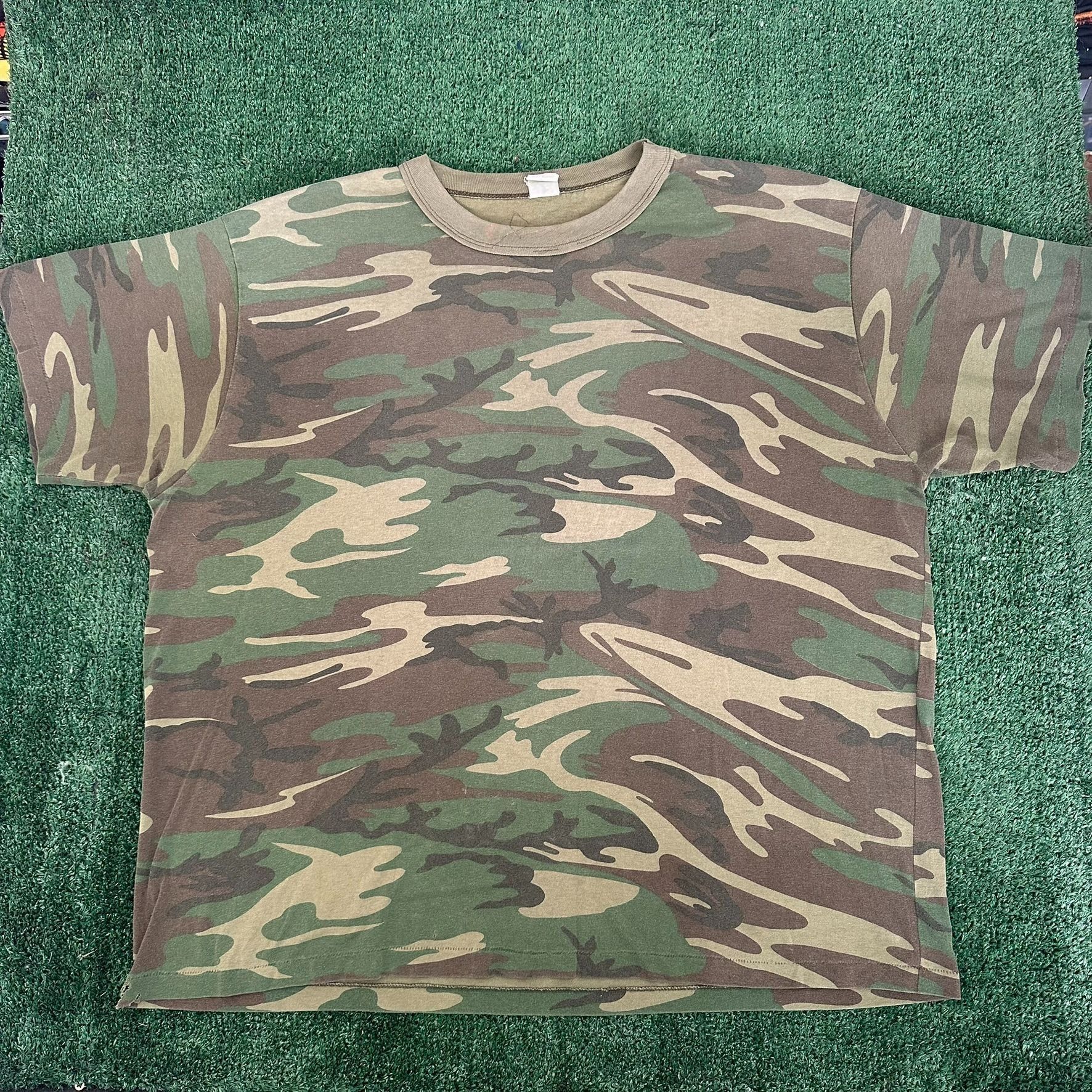 Vintage Vintage 90s Woodland Forest Camo T-Shirt Army Military Tee Size US L / EU 52-54 / 3 - 1 Thumbnail