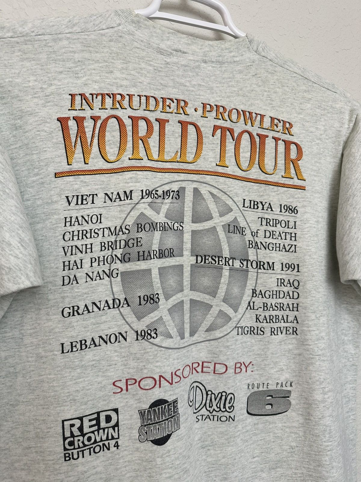 Band Tees × Vintage Vintage 90s Intruder Prowler World Tour Grumman Aerospace Size US L / EU 52-54 / 3 - 5 Thumbnail