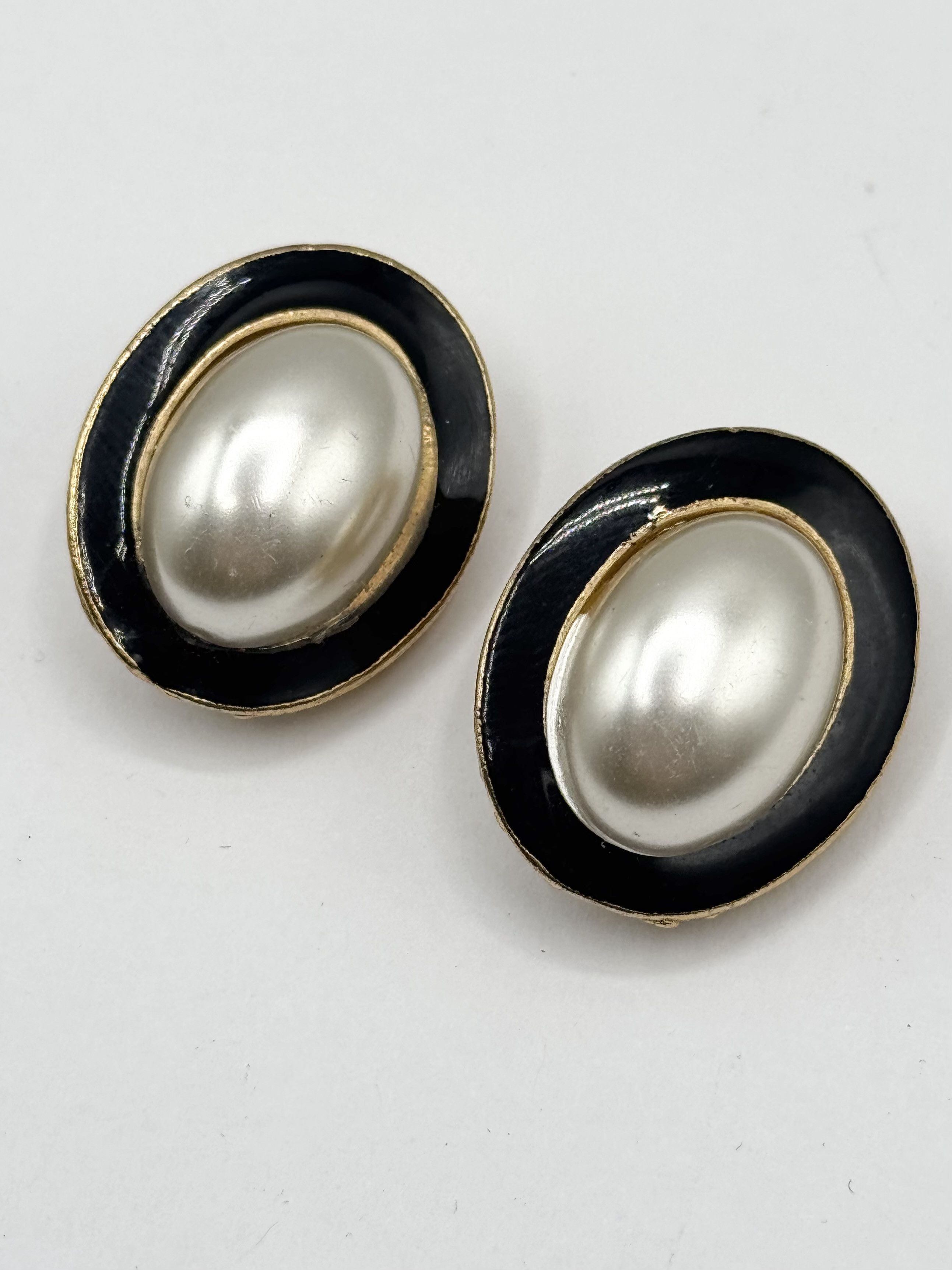 Vintage Vintage Black Enamel Faux Pearl Clip on Earrings Size ONE SIZE - 3 Thumbnail
