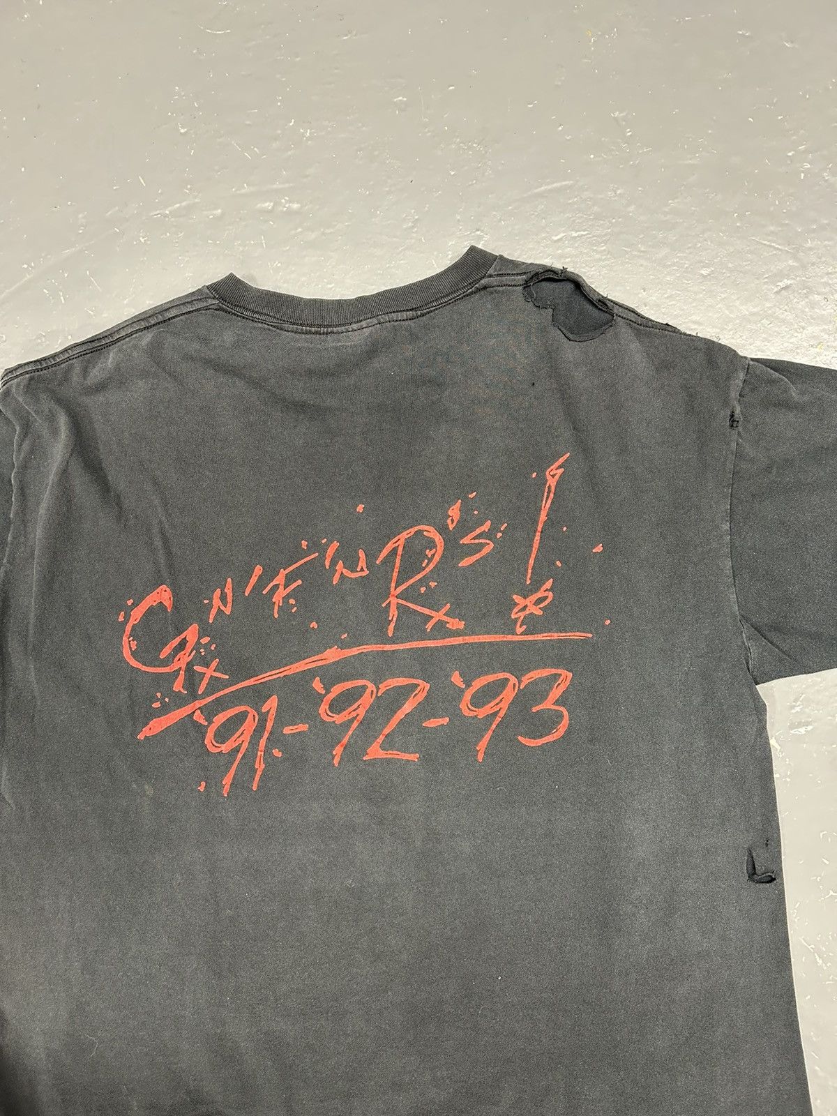 Band Tees Crazy Thrashed Vintage Guns n Roses 1991 Black Band T-Shirt Size US XL / EU 56 / 4 - 2 Thumbnail