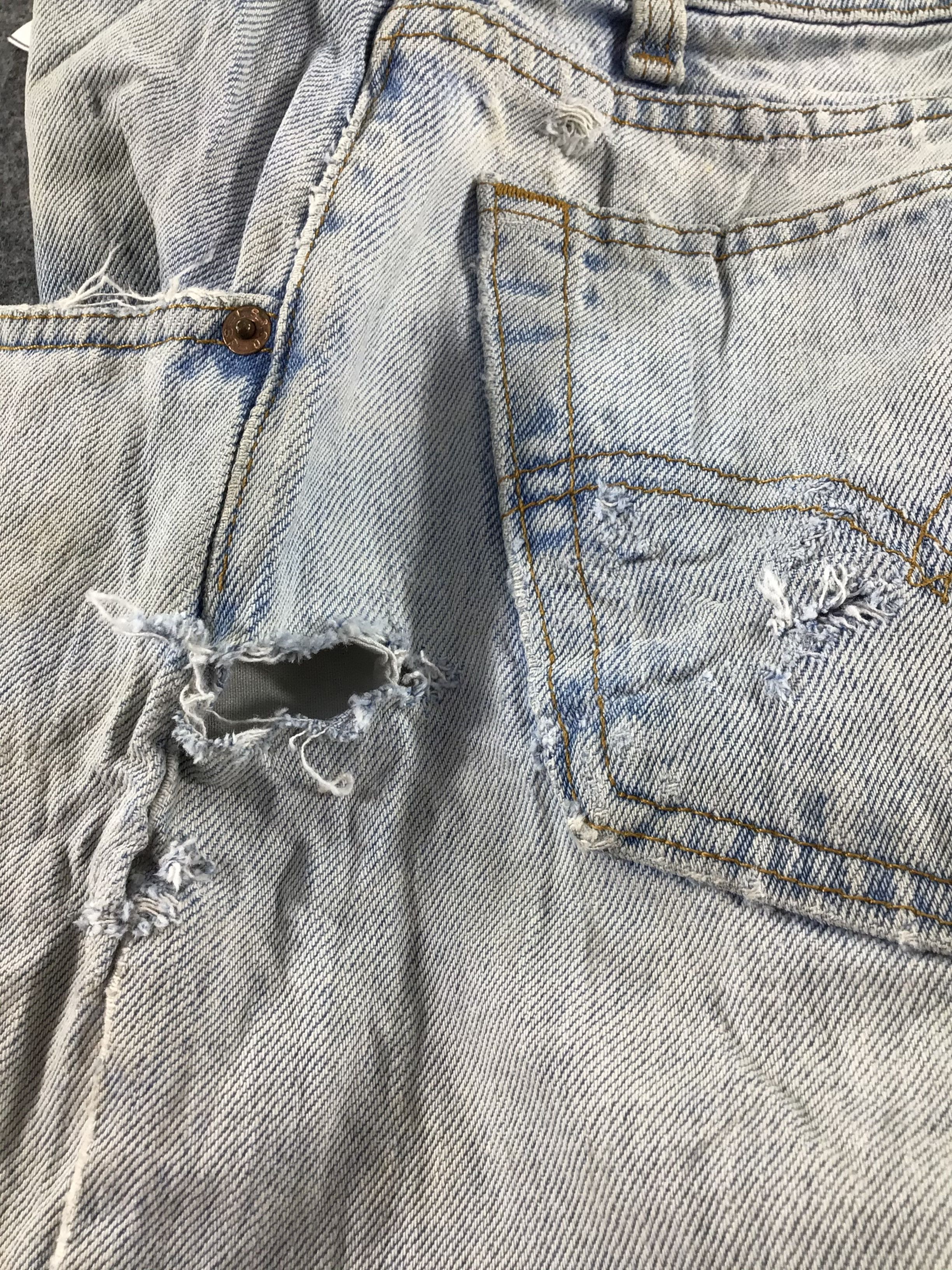 Levi's Vintage Levis 560 Jeans Dirty Light Wash Denim -J515 Size US 34 / EU 50 - 8 Thumbnail