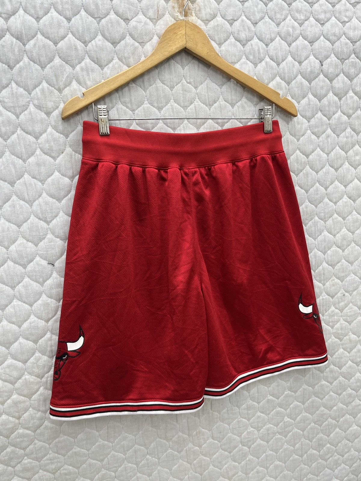 Nike 🔥🔥🔥STEALS VTG NIKE NBA CHICAGO BULLS SHORTS Size US 36 / EU 52 - 8 Thumbnail