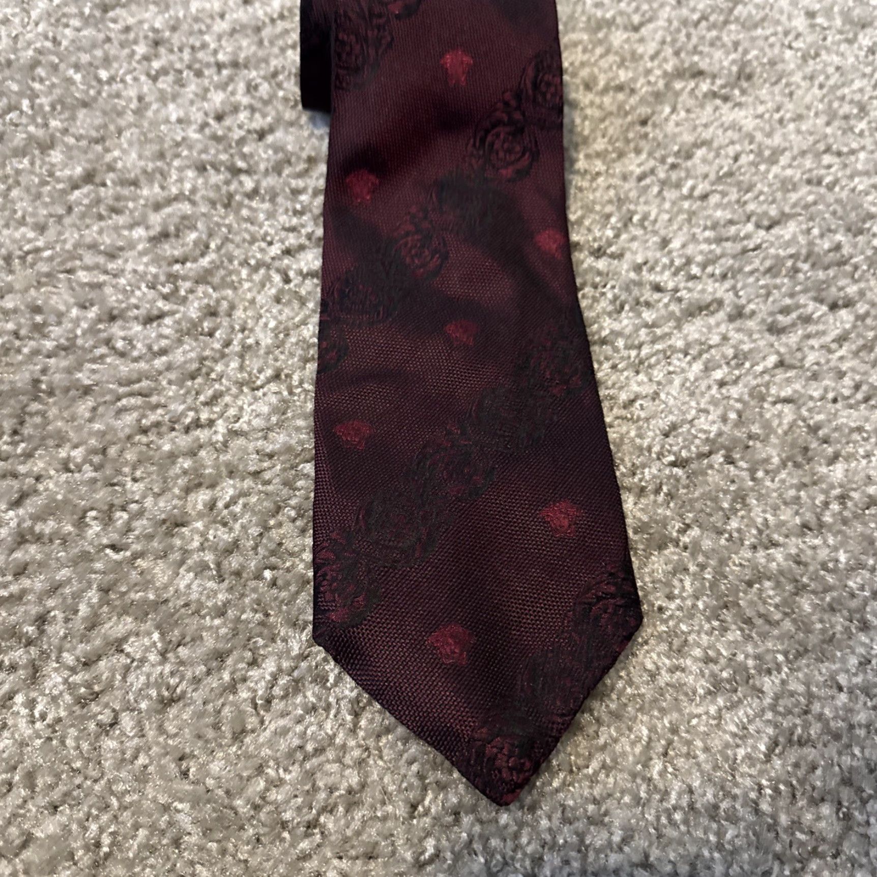 Versace VINTAGE Gianni Versace Wine Red Floral Rose Neck Tie 100% Silk Tie Men Red Floral 90s Versace Mens Tie Size ONE SIZE - 3 Thumbnail