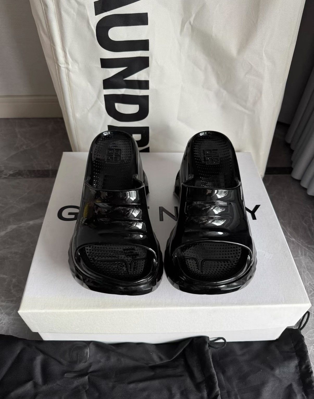 Givenchy Givenchy Marshmallow Wedge Slides K6 Size US 6 / IT 36 - 2 Thumbnail