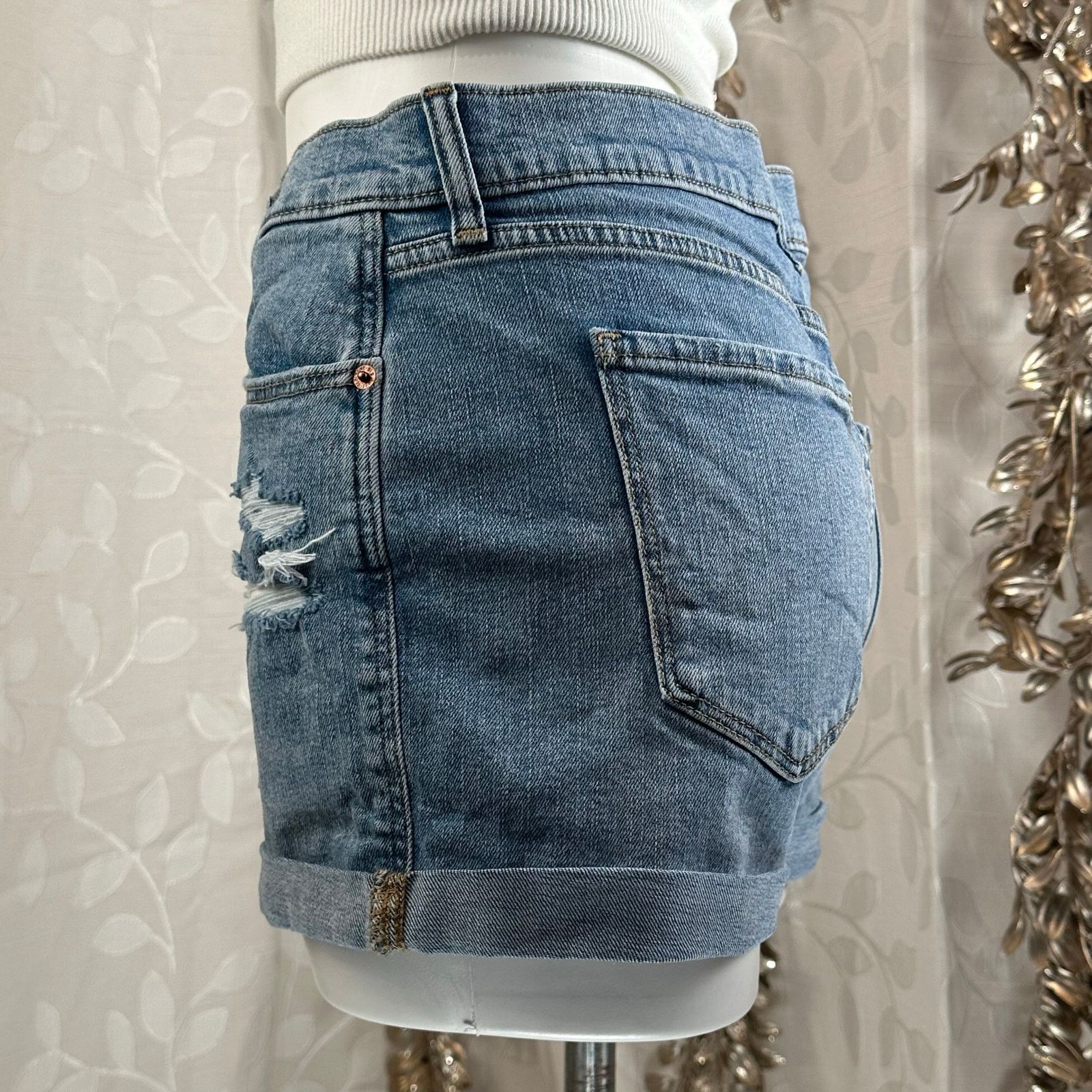 Old Navy Old Navy Women’s Size 6 Boyfriend Denim Shorts Light wash Size 28" / US 6 / IT 42 - 4 Thumbnail