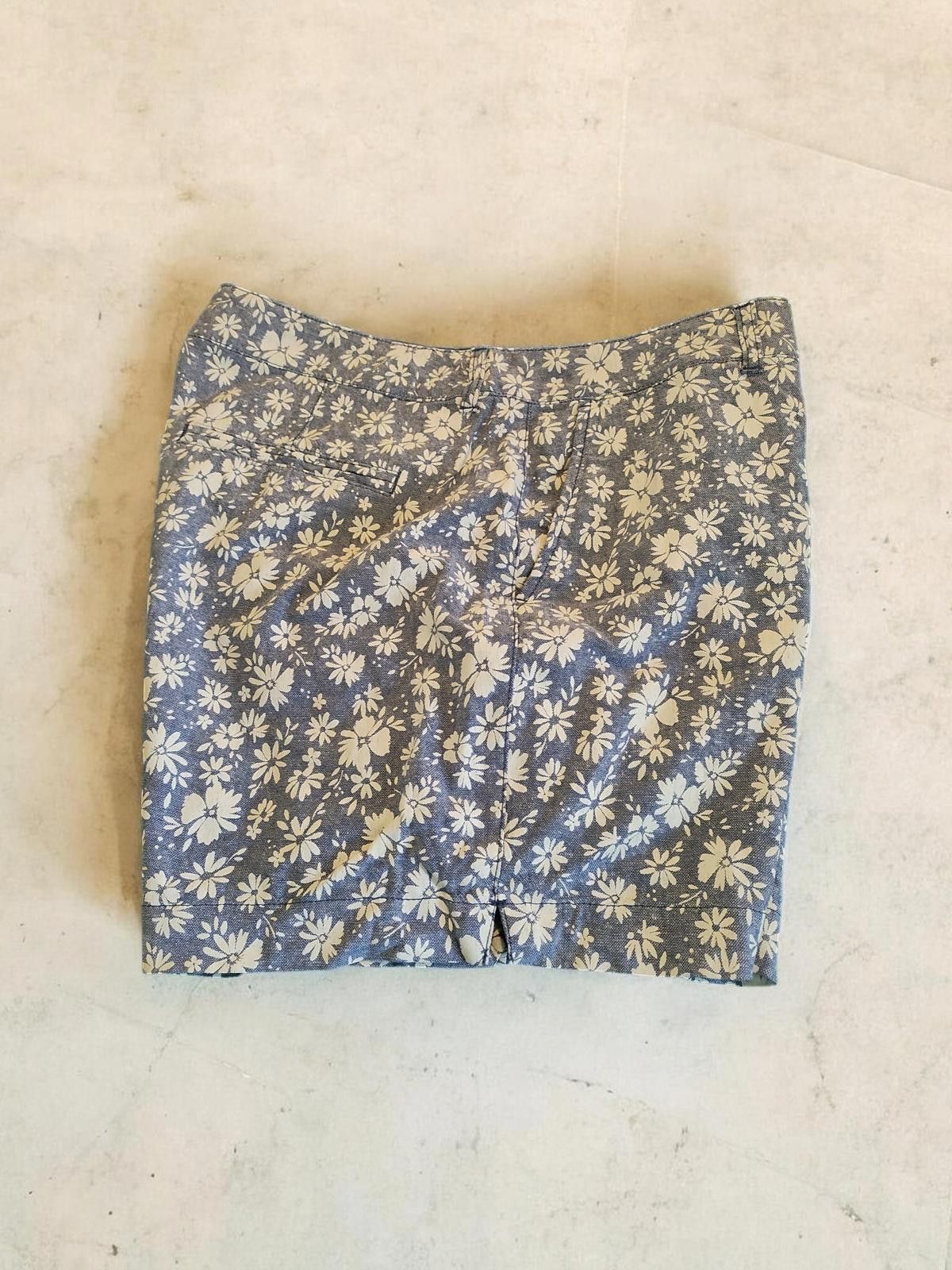 Old Navy Size 14 High Rise Everyday Jean Shorts with Floral Pattern Size 36" / US 14 / IT 50 - 4 Thumbnail