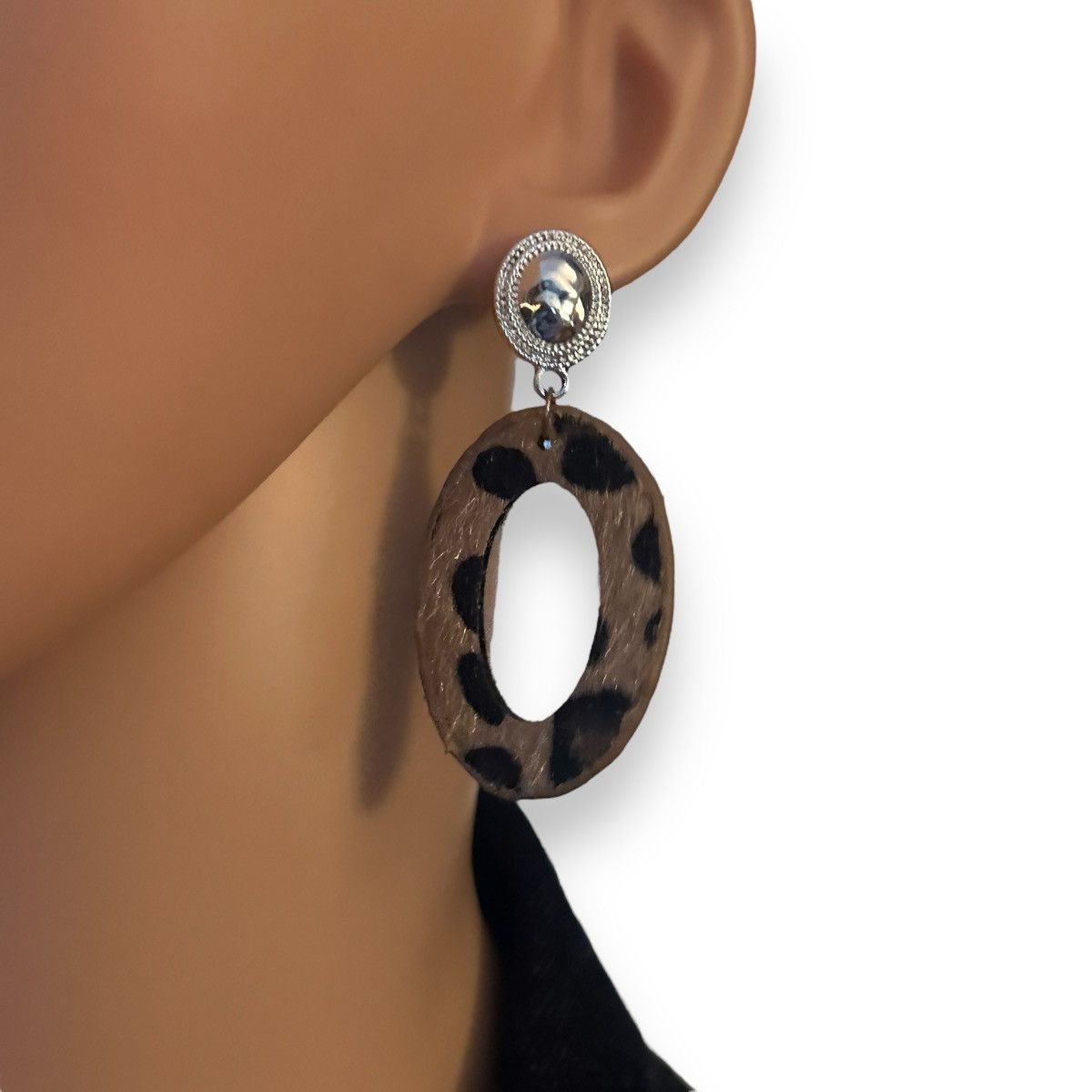 Other Suede leopard print oval hoop earrings Size ONE SIZE - 3 Thumbnail