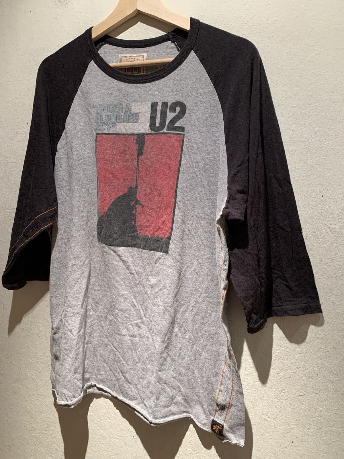 Band Tees × Trunk Ltd × Vintage RARE Vintage U2 Under A Blood Red Sky 1983 Tour Raglan Shirt Size US L / EU 52-54 / 3 - 1 Thumbnail