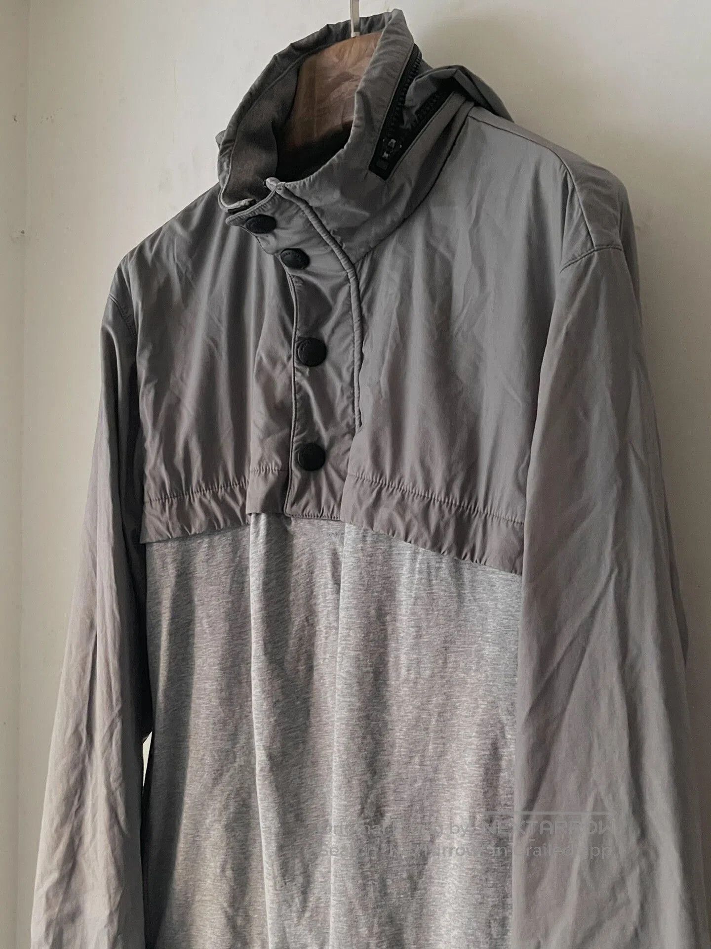 burberry hooded windbreaker jacket size M.